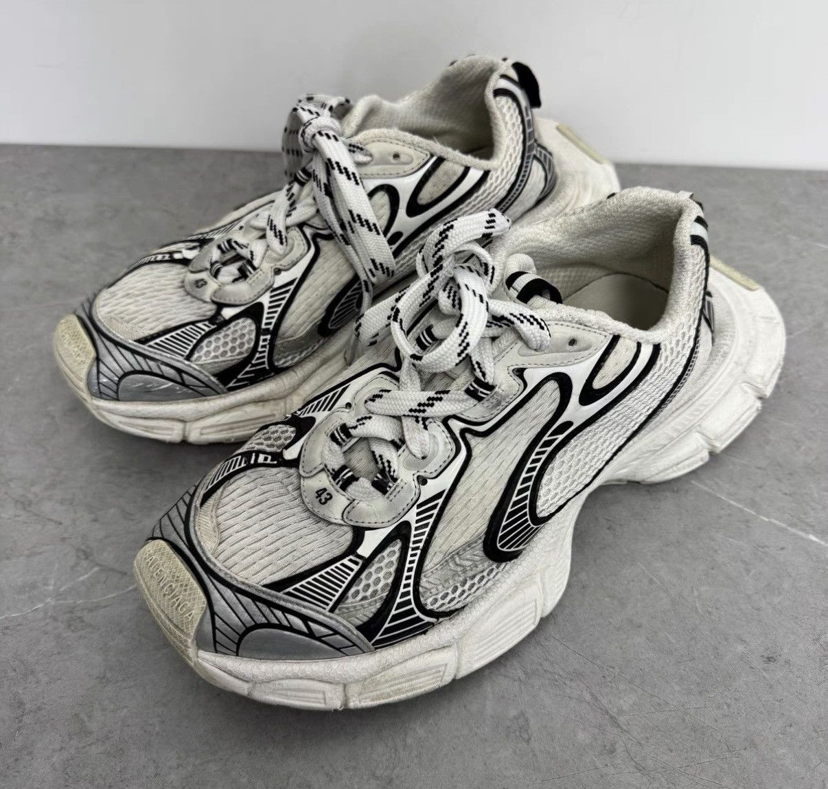 Balenciaga Balenciaga Colorway Distressed Dad Sneakers Size US 9.5 / EU 42-43 - 1 Thumbnail