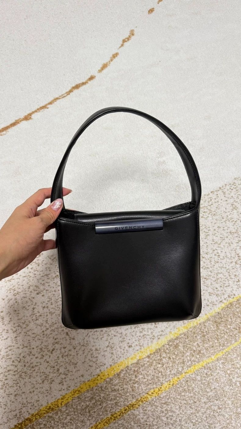 Givenchy Givenchy Small square handbag, can be carried by hand or o Size ONE SIZE - 1 Thumbnail