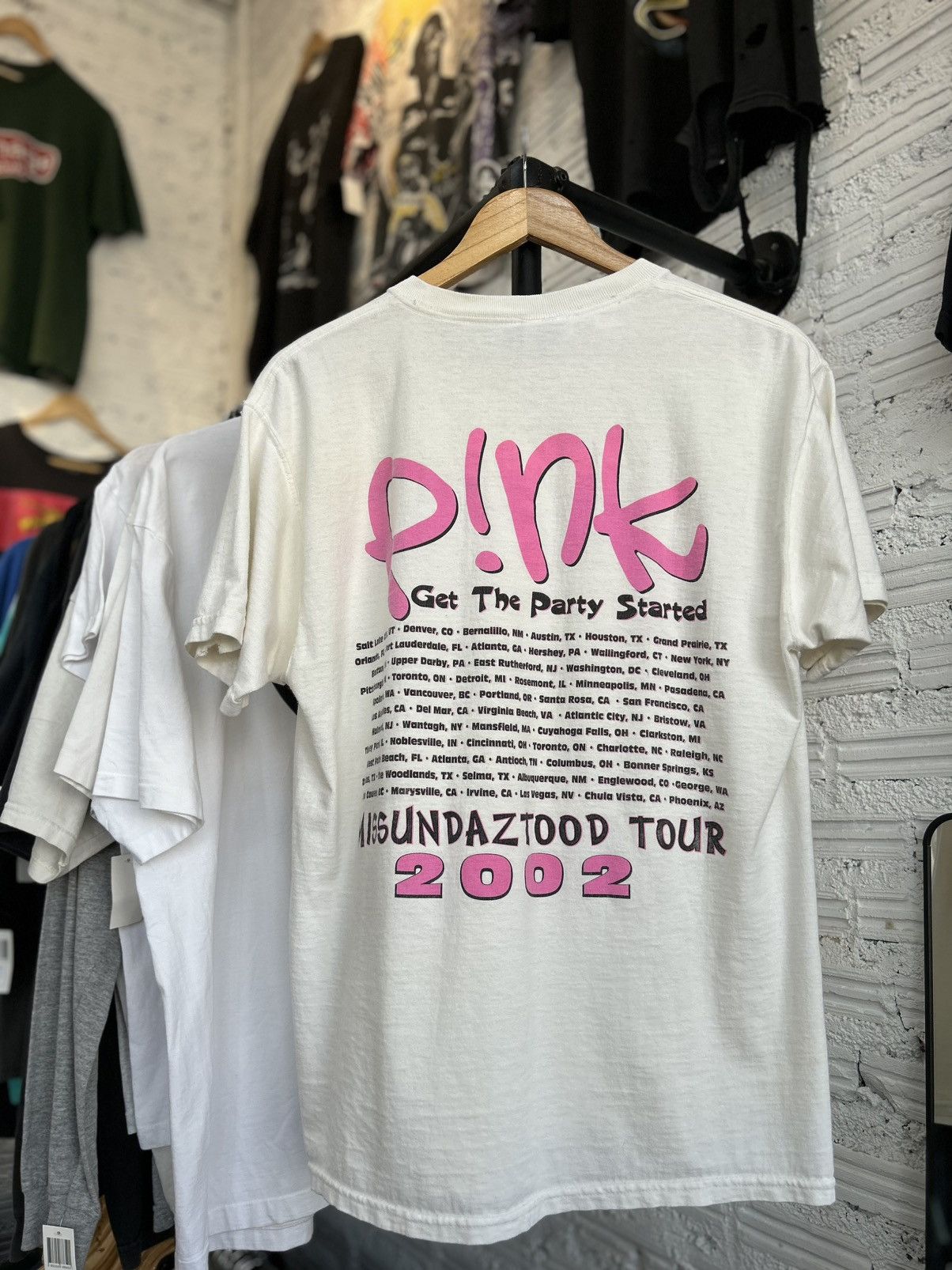 Band Tees Pink Vintage T Shirt 2002 Size US L / EU 52-54 / 3 - 5 Thumbnail