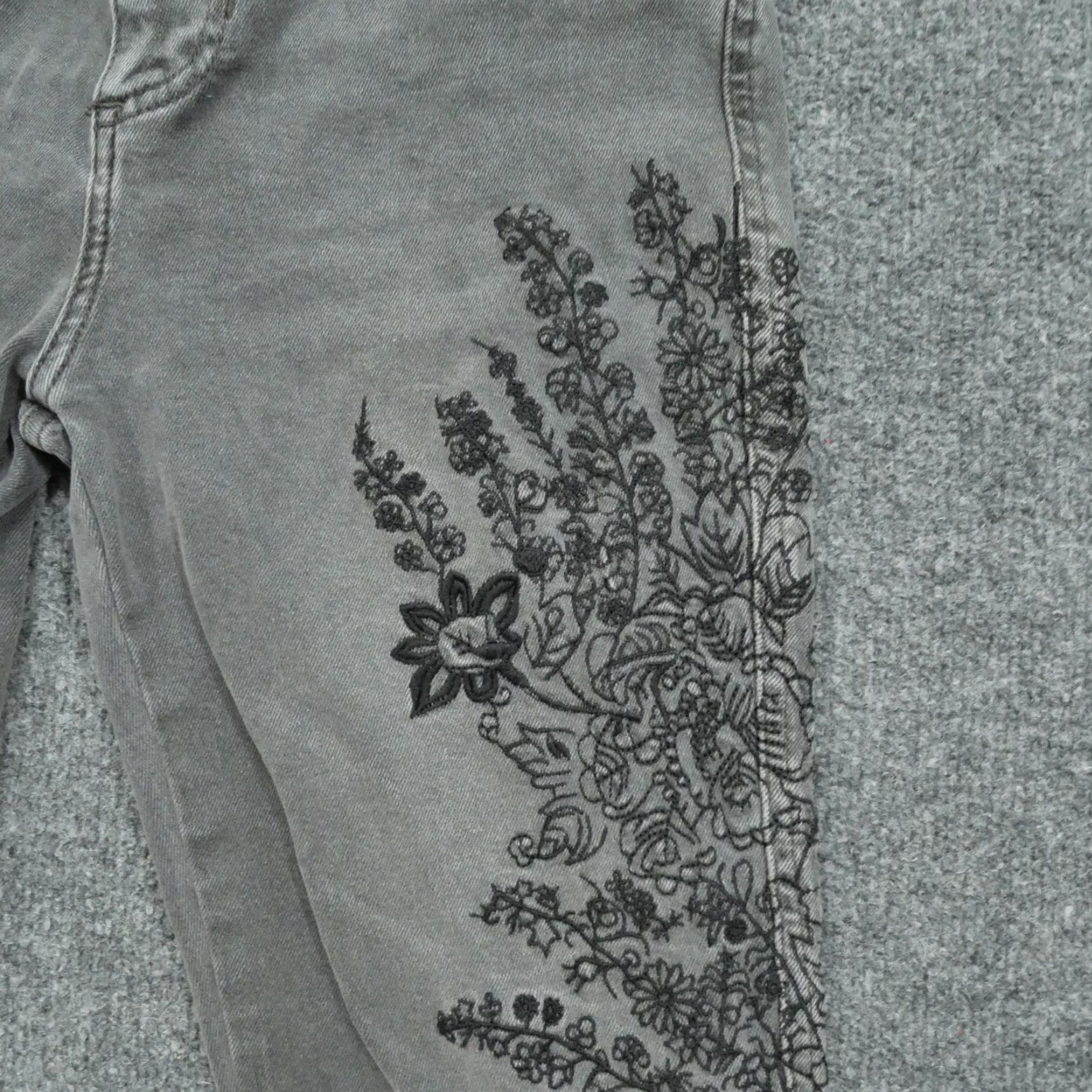 Free People Free People Jeans Womens 26 Grey Embroidery Flowers Raw Hem We The Free Size 26" / US 2 / IT 38 - 2 Thumbnail