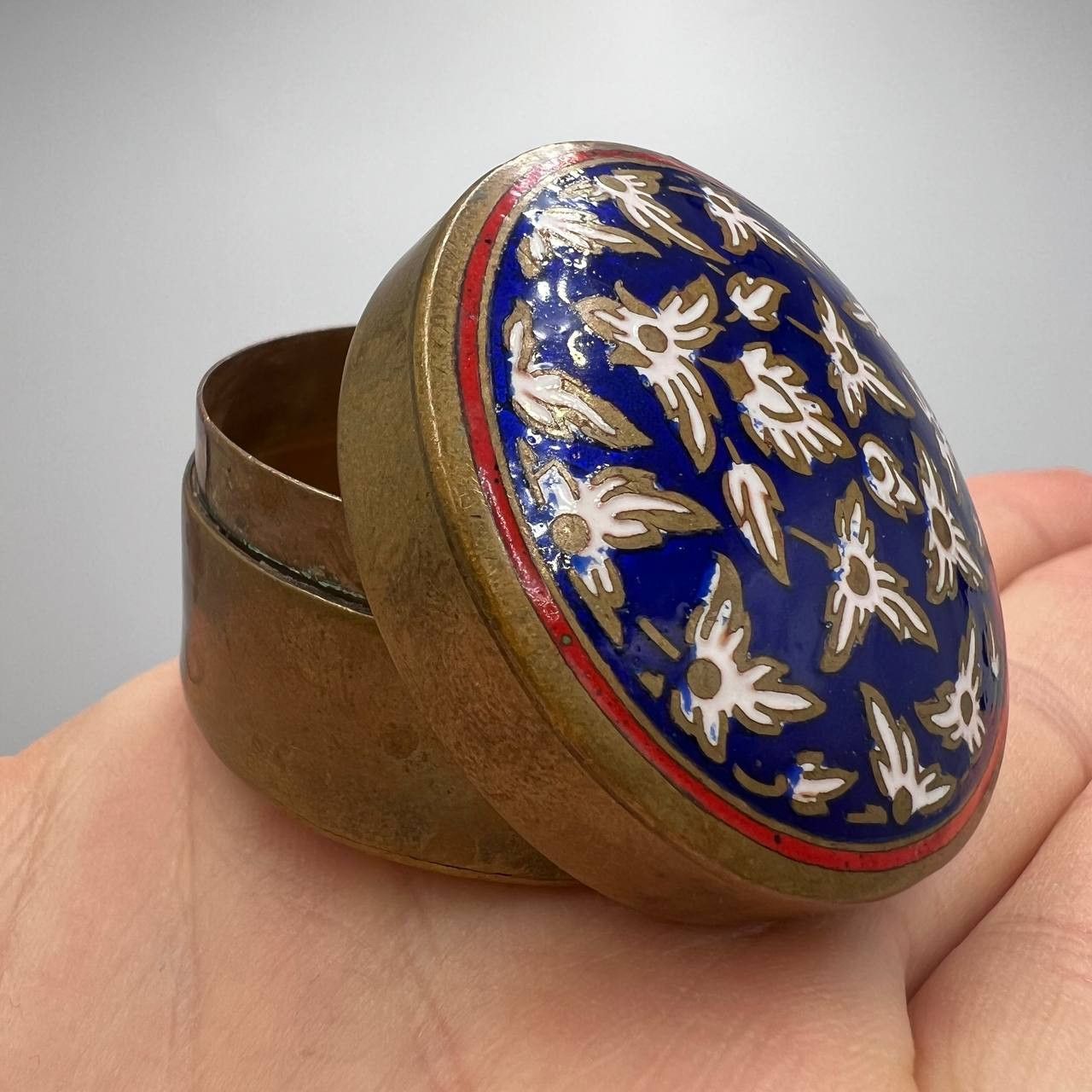 Vintage Vintage Hot Enamel Jewelry Trinket Pillbox Ornate Brass Box Size ONE SIZE - 3 Thumbnail