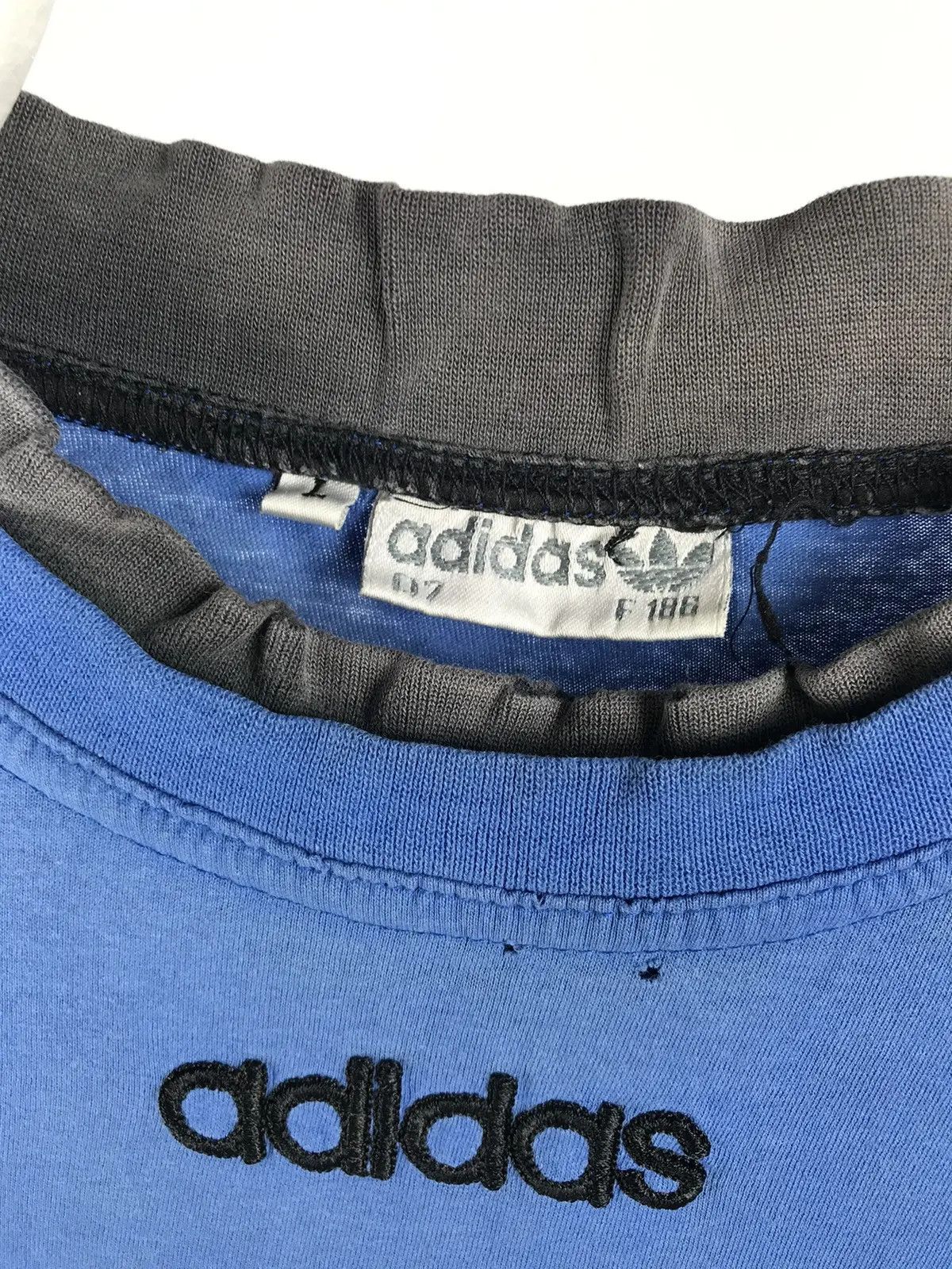 Adidas Adidas T-shirt vintage 90s logo embroidered sleeve size L Size US L / EU 52-54 / 3 - 4 Thumbnail