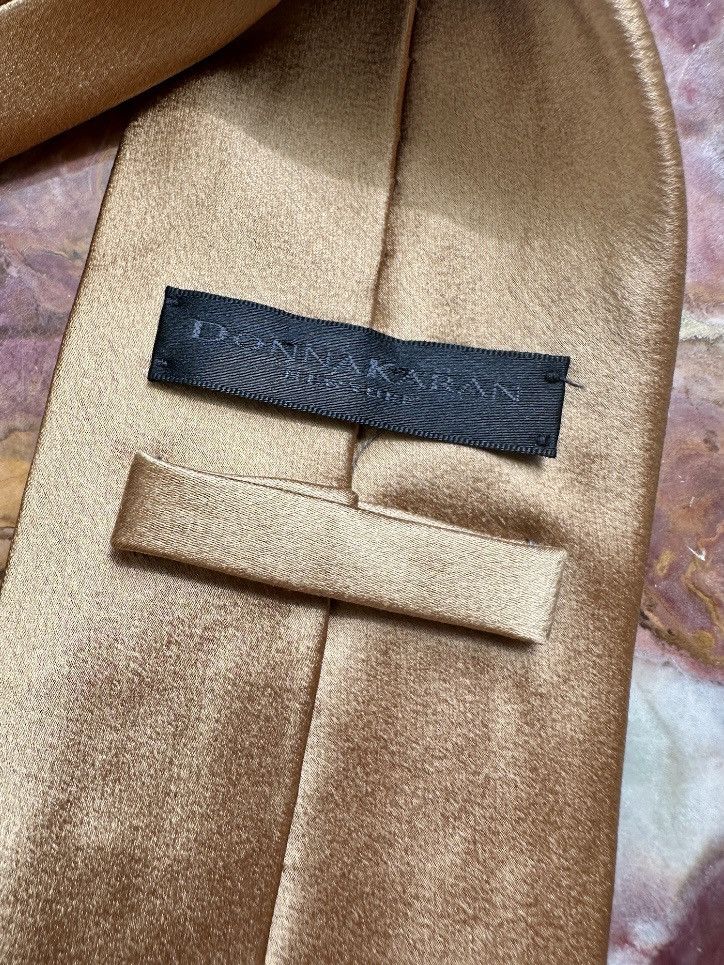 Donna Karan VINTAGE 1990s DONNA KARAN MENS TIE SILK GOLD BRONZE SATIN Size ONE SIZE - 3 Thumbnail