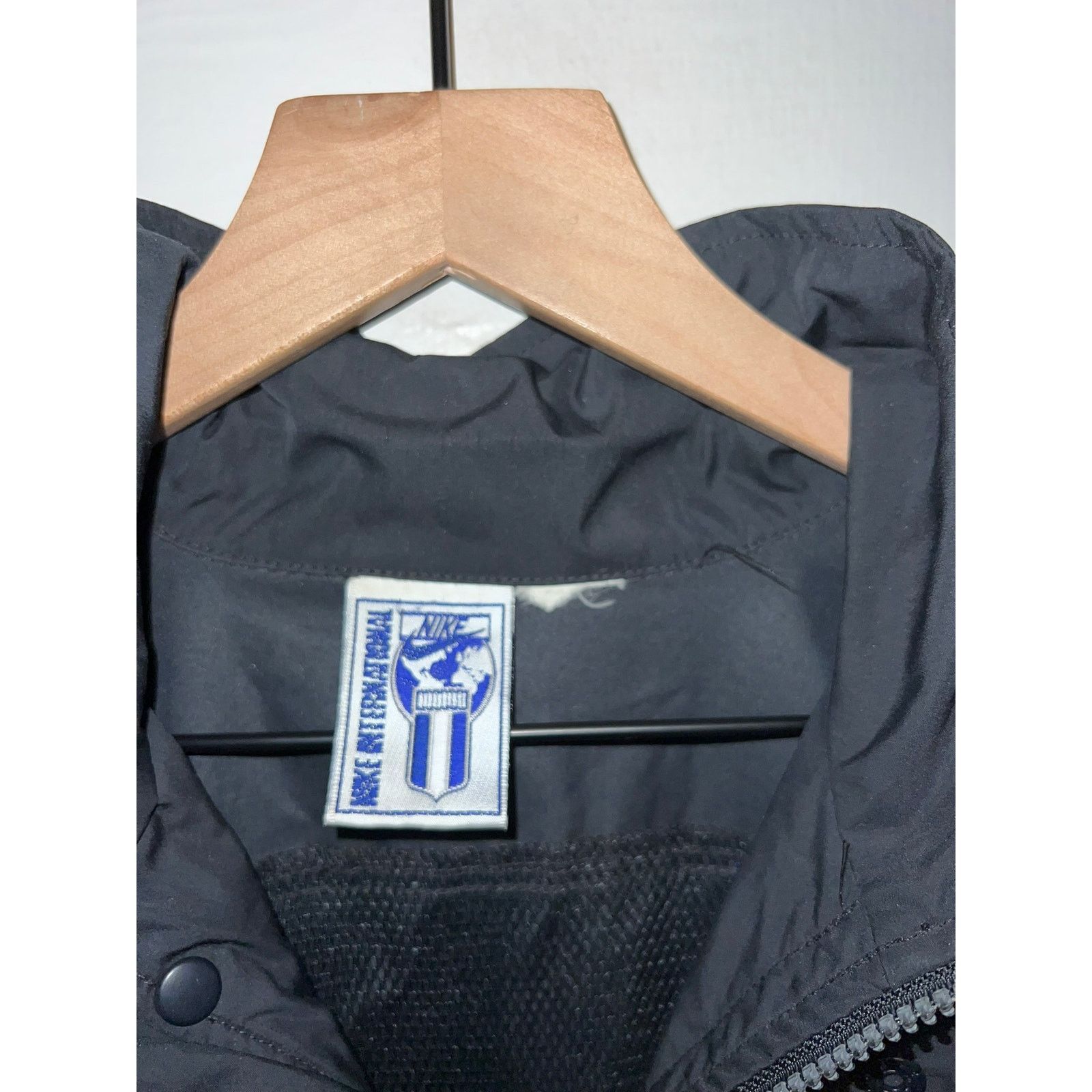 Nike Vintage Nike Windbreaker International Black Jacket VTG L Size US L / EU 52-54 / 3 - 5 Thumbnail