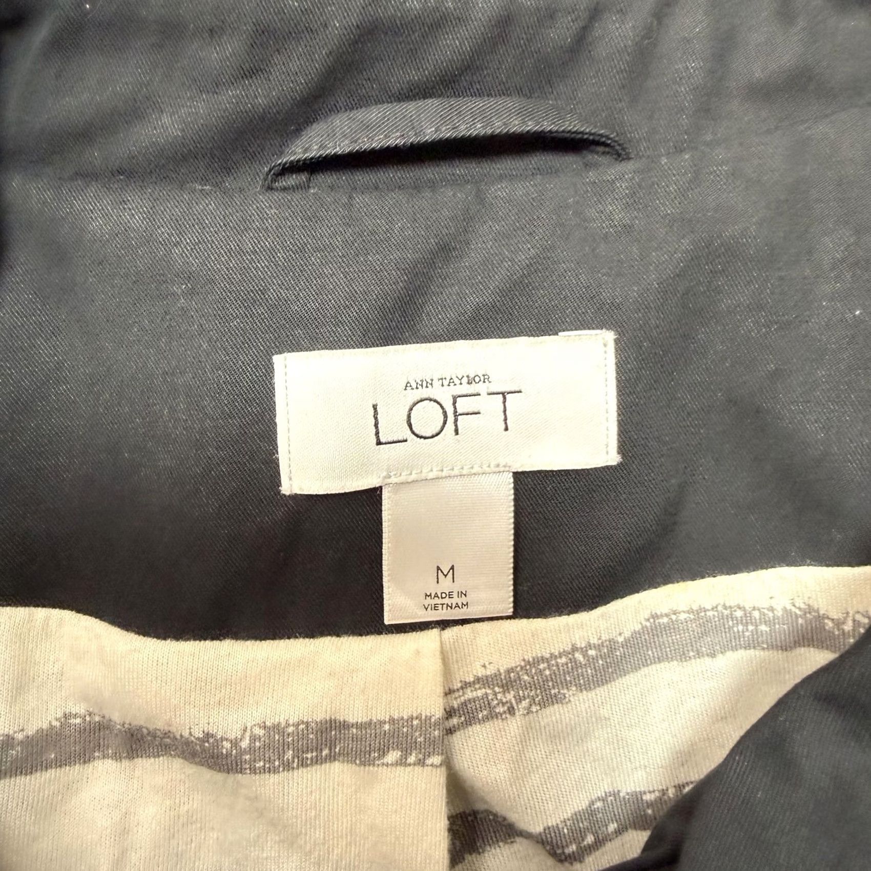 Ann Taylor VINTAGE? No. The title should be: Ann Taylor Loft Jacket Womens Medium Black Cotton Ruffle Collar Button Front Size M / US 6-8 / IT 42-44 - 4 Thumbnail