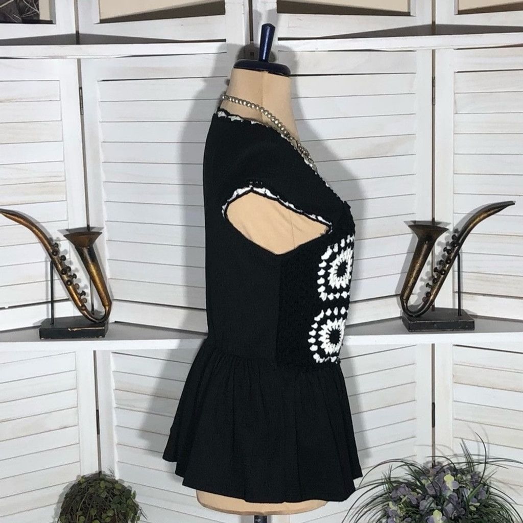 Vintage Peplum Top Crochet Boho Sleeveless Stretch Black/White S/M Size S / US 4 / IT 40 - 3 Thumbnail