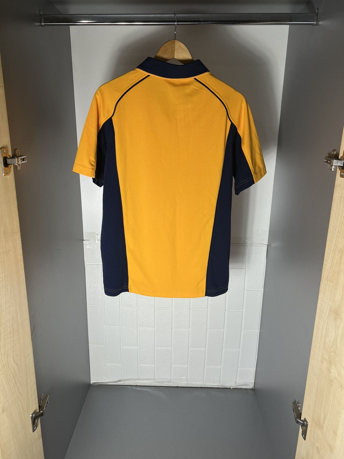 Vintage VERY RARE FC LIVERPOOL ENGLAND RETRO SOCCER JERSEY Y2K 90s Size US M / EU 48-50 / 2 - 22 Thumbnail
