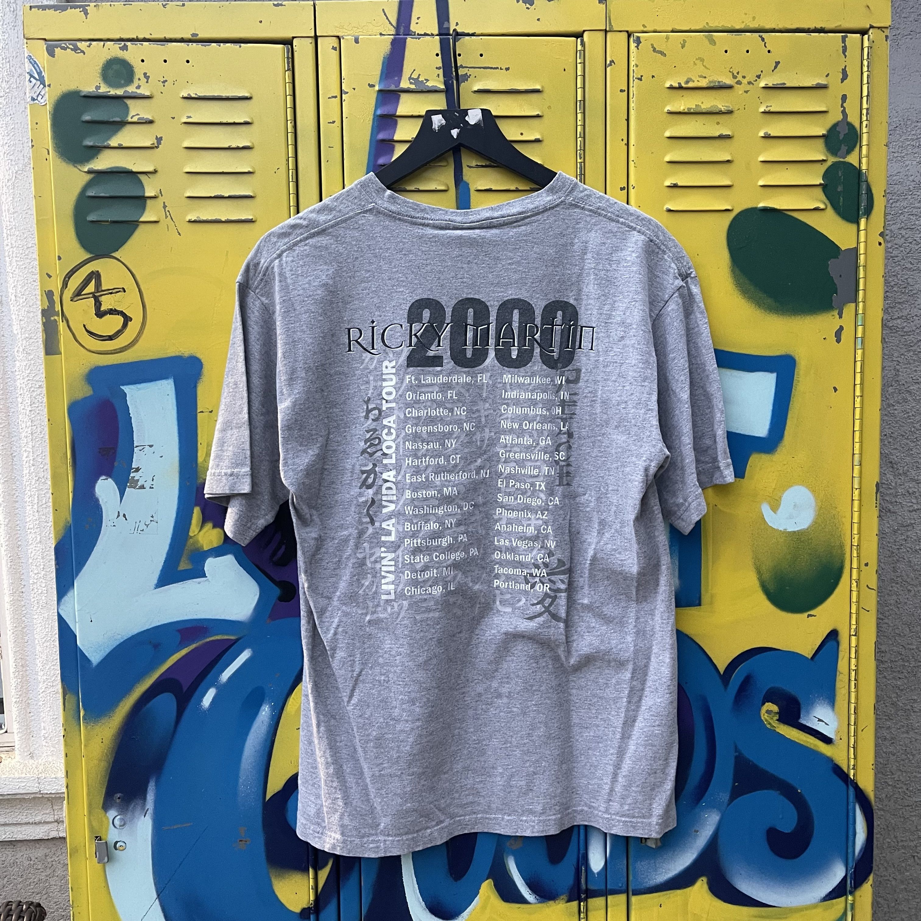 Vintage Vintage 2000 Ricky Martin Livin' La Vida Loca T-shirt Size US S / EU 44-46 / 1 - 5 Thumbnail
