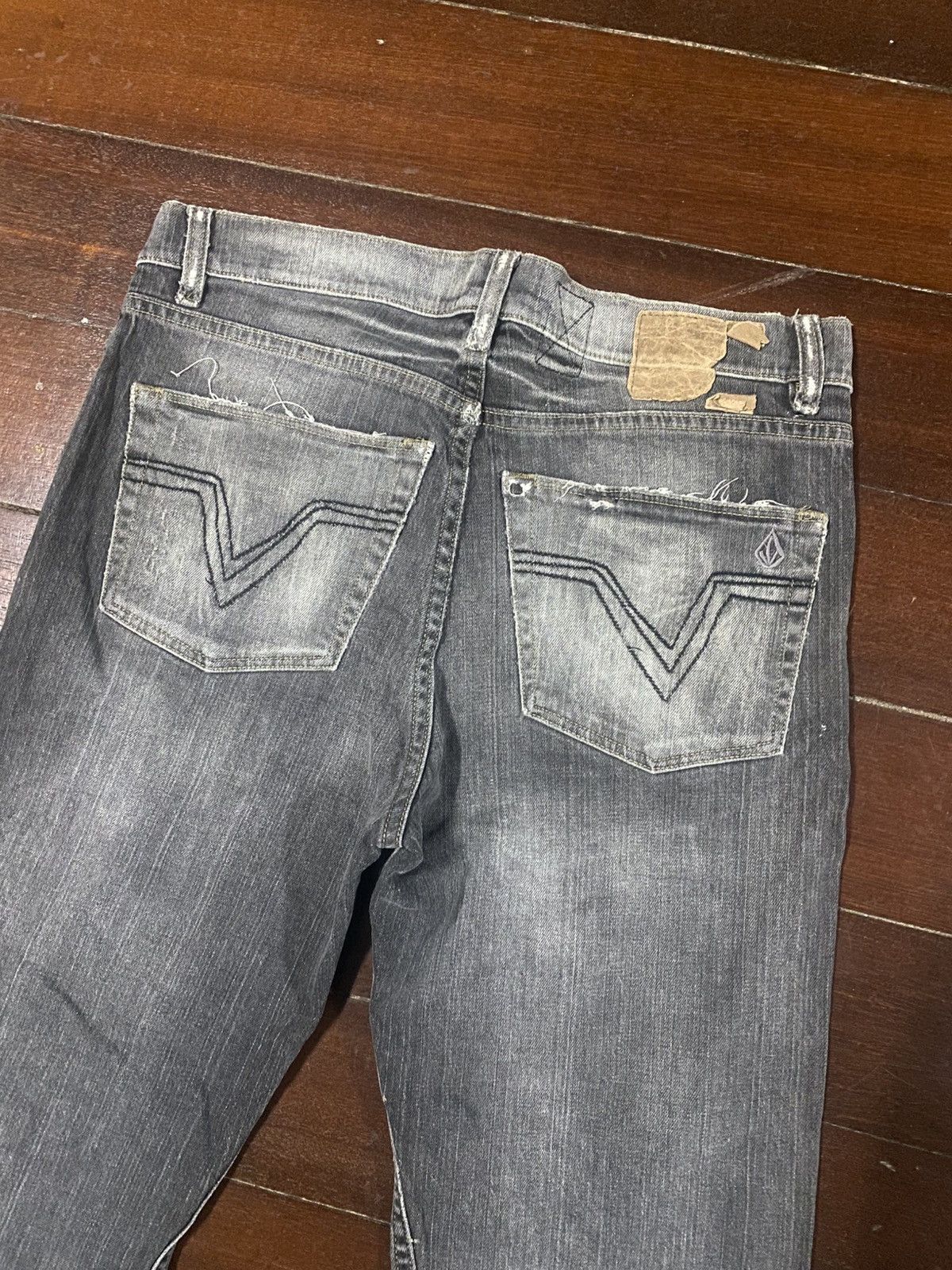Volcom Vintage Volcom Stone Boardwear Denim Jeans distressed ripped Size US 35 - 14 Thumbnail