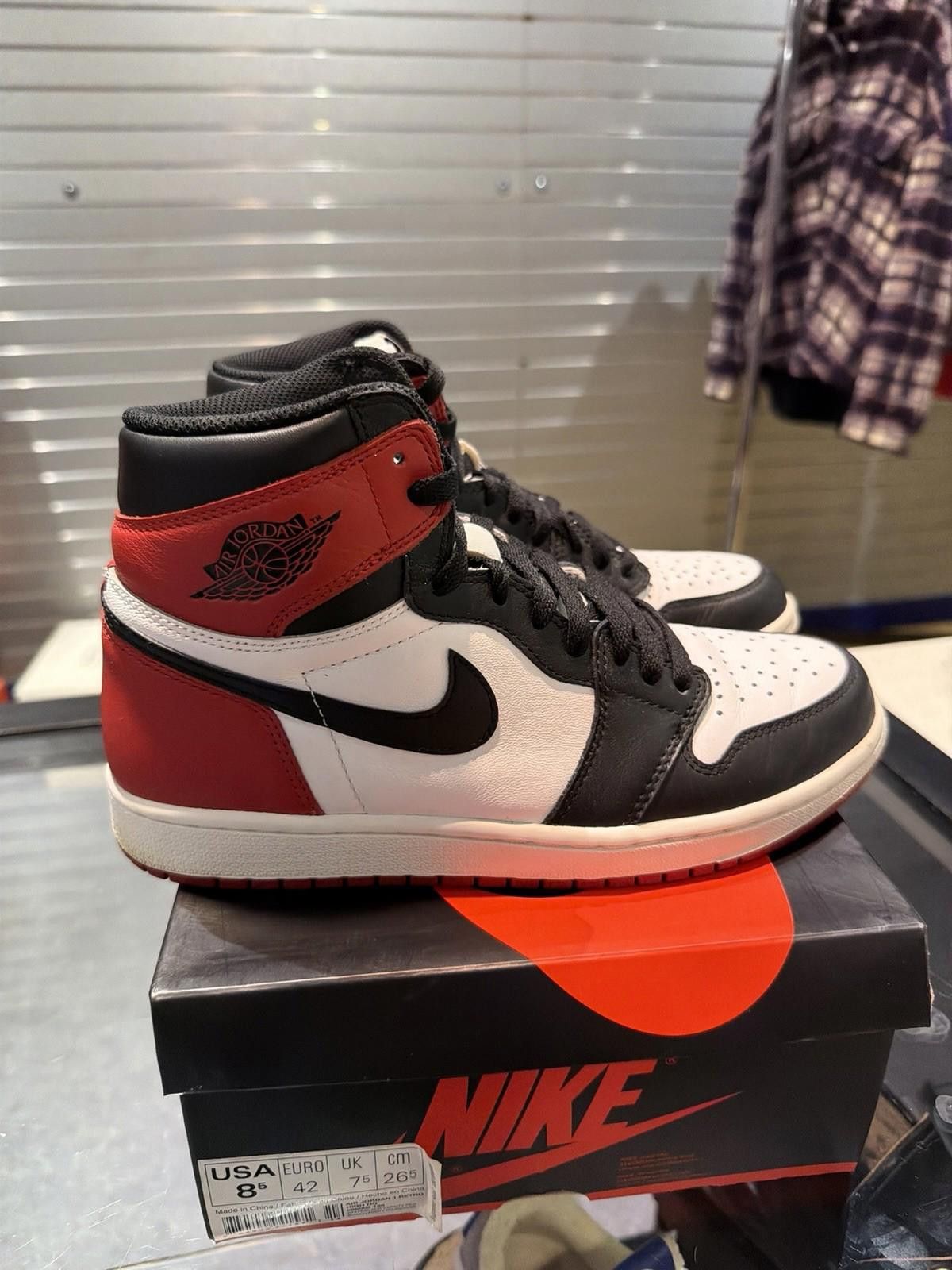 Jordan Brand Nike Air Jordan 1 Retro Black Toe Leather US 8.5 Men's Size US 8.5 / EU 41-42 - 1 Thumbnail