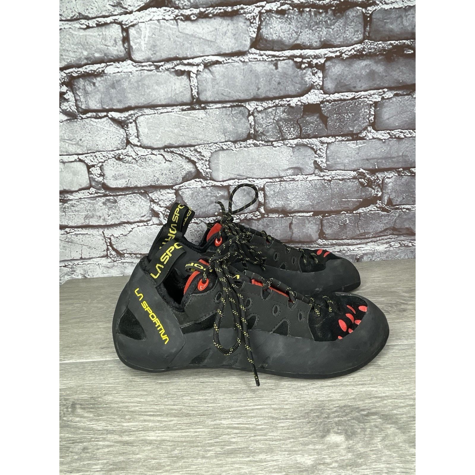 La Sportiva La Sportiva Tarantulace Black Leather Red Rock Climbing Shoe Size US 10.5 / EU 43-44 - 11 Thumbnail