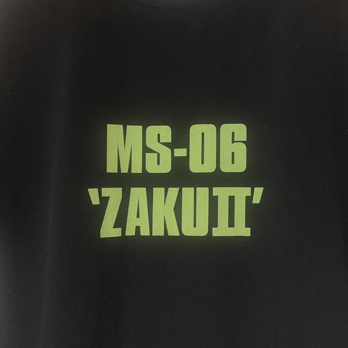 Uniqlo Uniqlo Gundam T-shirt Size US L / EU 52-54 / 3 - 2 Thumbnail