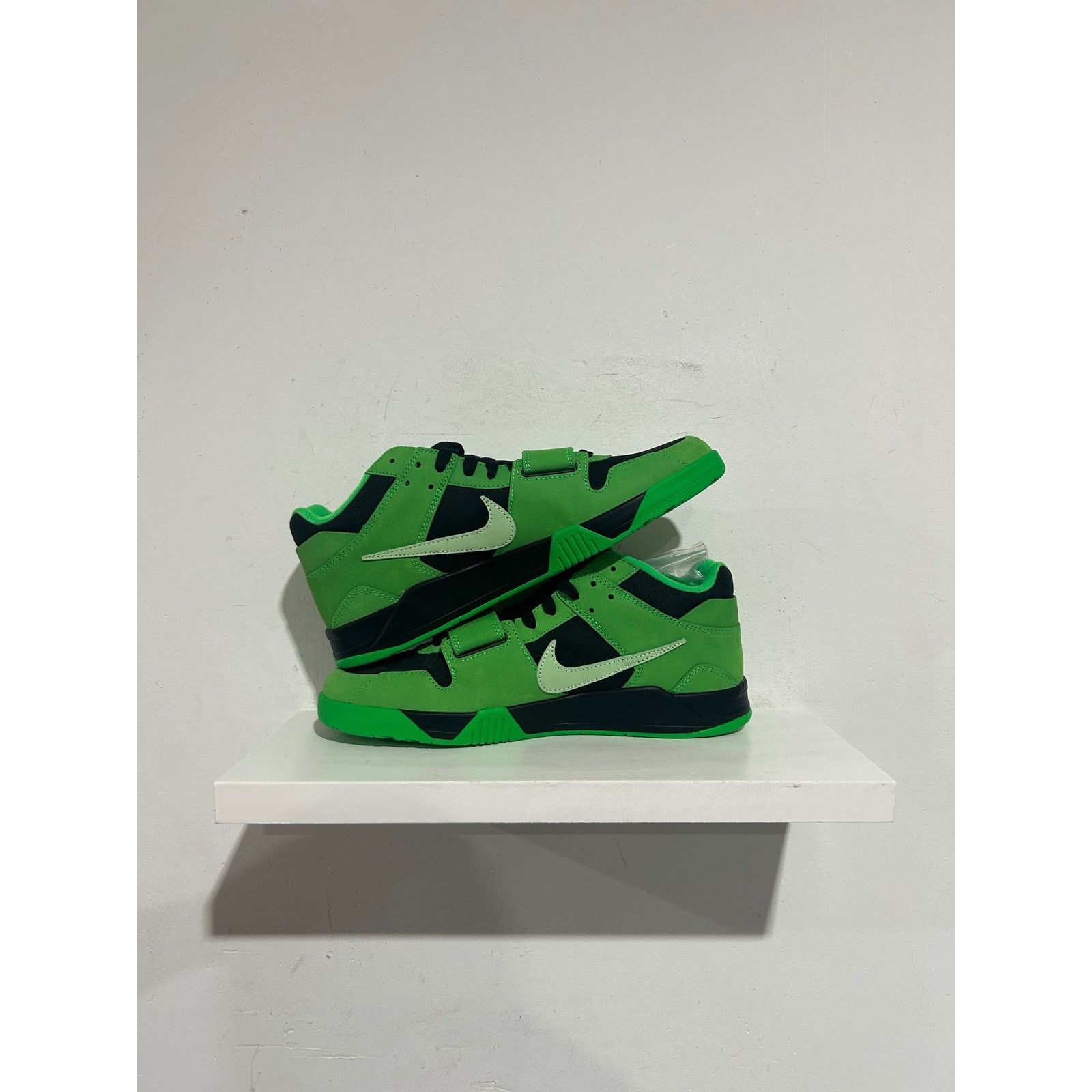 Nike NIKE CJ1 T-REXX TRAVIS SCOTT GREEN SPARK SIZE 11 NEW Size US 11 / EU 44 - 2 Thumbnail