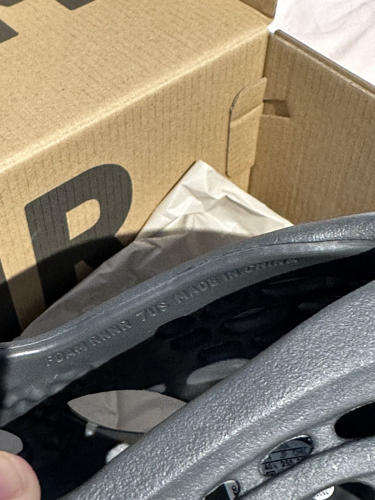 Adidas × Kanye West Yeezy Foam Runner Carbon Size US 7 / IT 37 - 7 Thumbnail