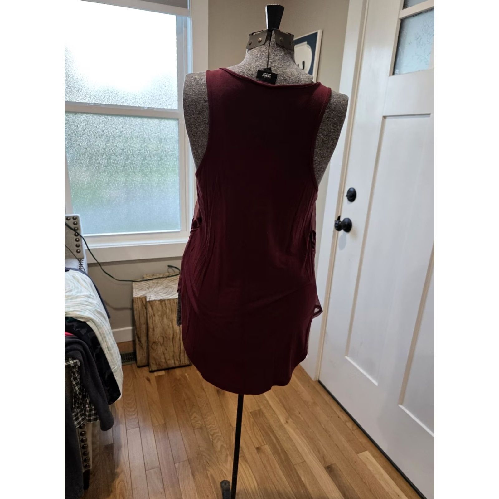 Mossimo Mossimo Wine Velvet V-Neck Sleeveless Tank Top Women's M Flattering Fit Shirt Regular Size M Wine Floral Pattern Velvet Tank Top Size M / US 6-8 / IT 42-44 - 6 Thumbnail
