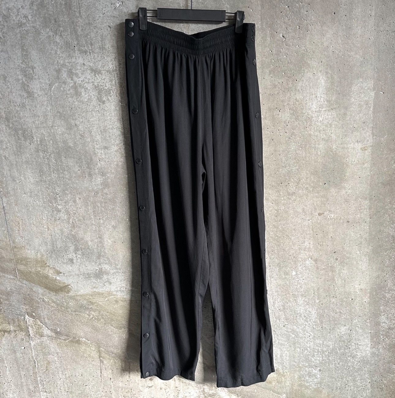 Balenciaga Balenciaga Baggy Nylon Snap Pants Size US 32 / EU 48 - 1 Thumbnail