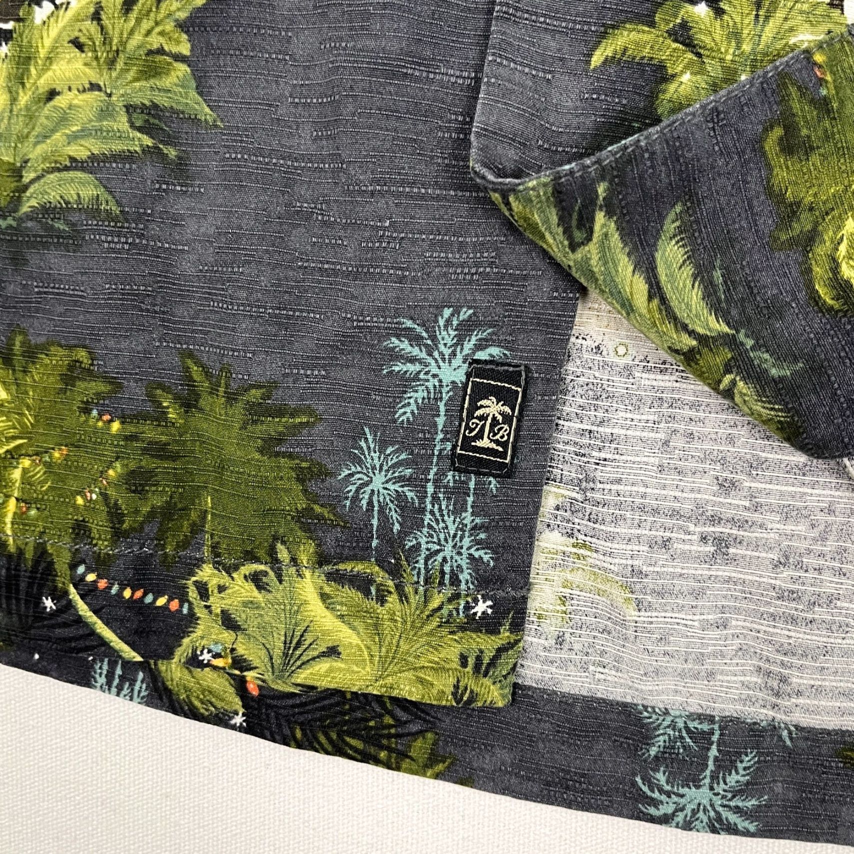 Tommy Bahama VINTAGE Tommy Bahama Shirt Mens Medium Christmas Penguins Hawaiian Cruise Vacation Prep Size US M / EU 48-50 / 2 - 5 Thumbnail