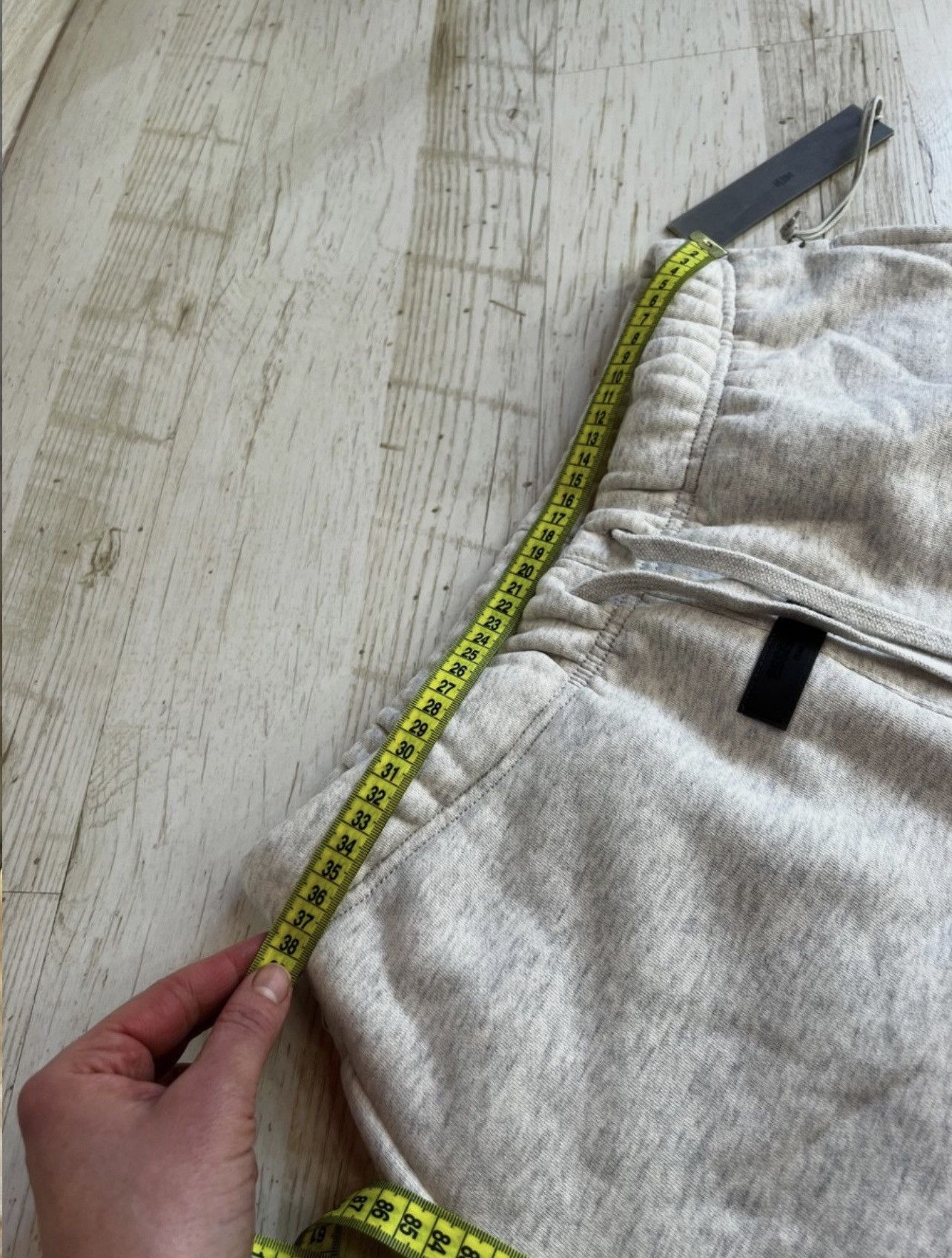 Essentials Fear of God Essentials Light Oatmeal Fleece Shorts Size M Size US 30 / EU 46 - 11 Thumbnail