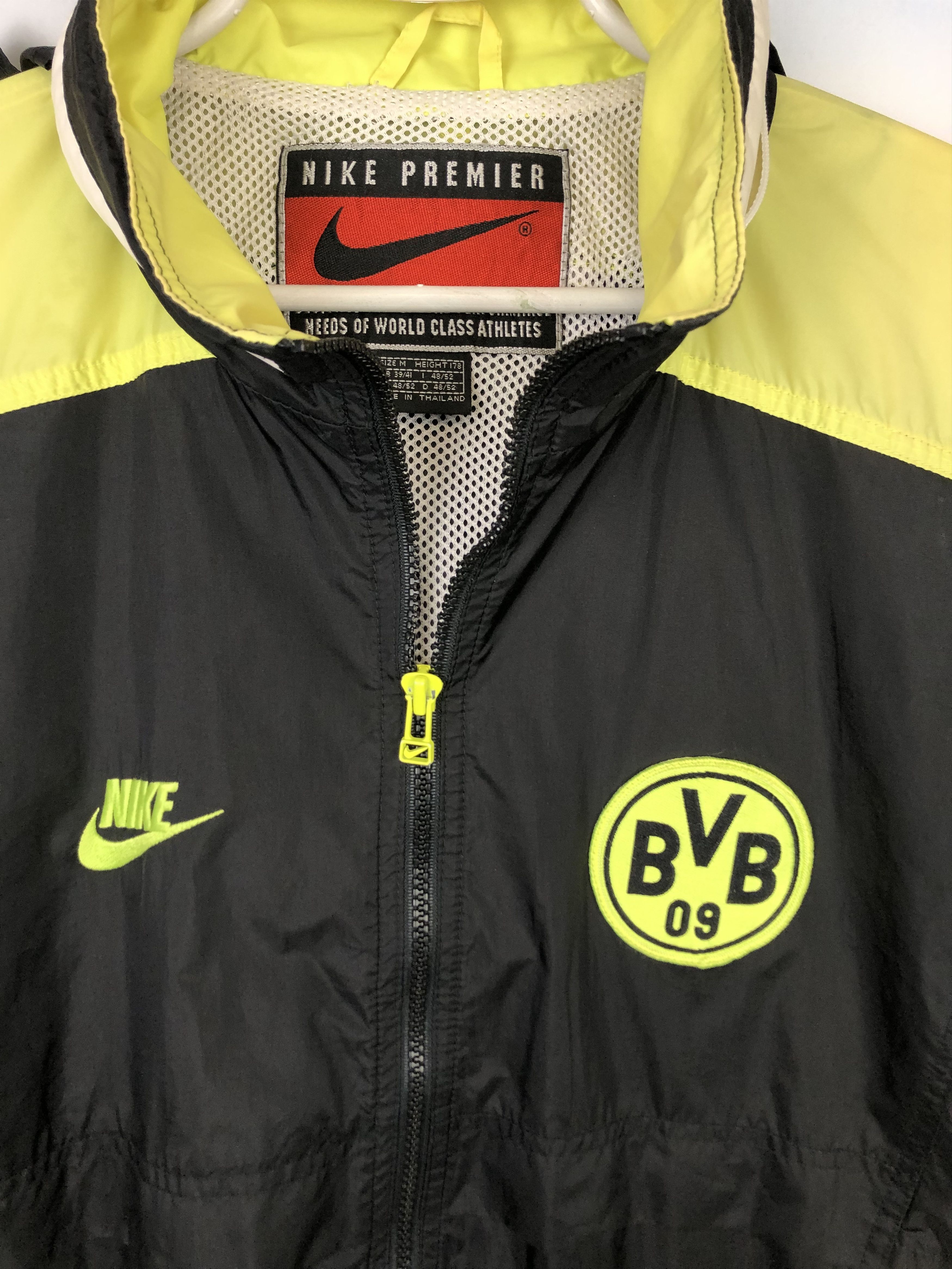 Nike Vintage Nike Borussia Dortmund Football Jacket Windbreaker Size US M / EU 48-50 / 2 - 3 Thumbnail