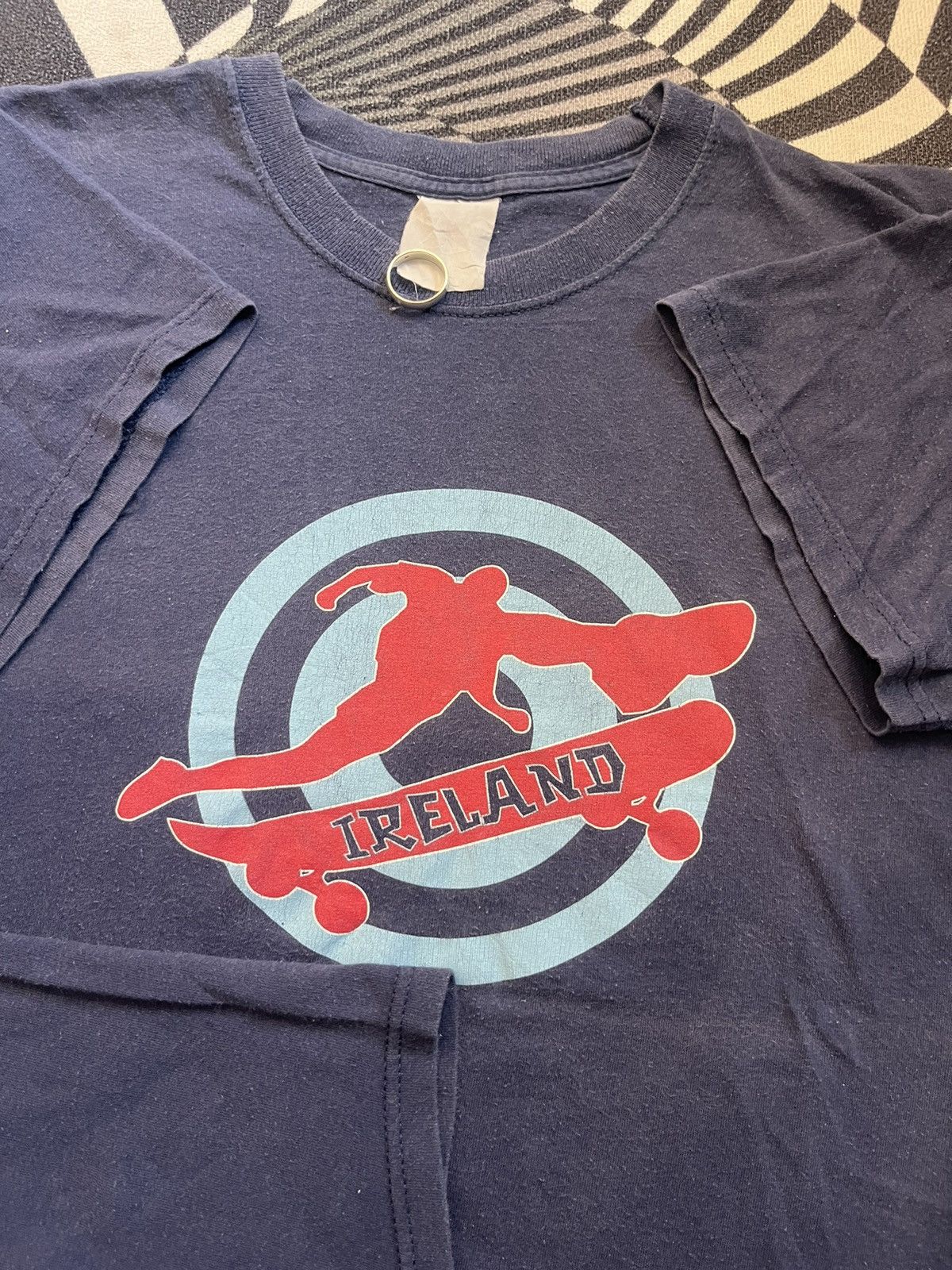 Vintage Vintage IRELAND Y2K Souvir Skateboard Shop 00’s Tshirt Size US M / EU 48-50 / 2 - 6 Thumbnail