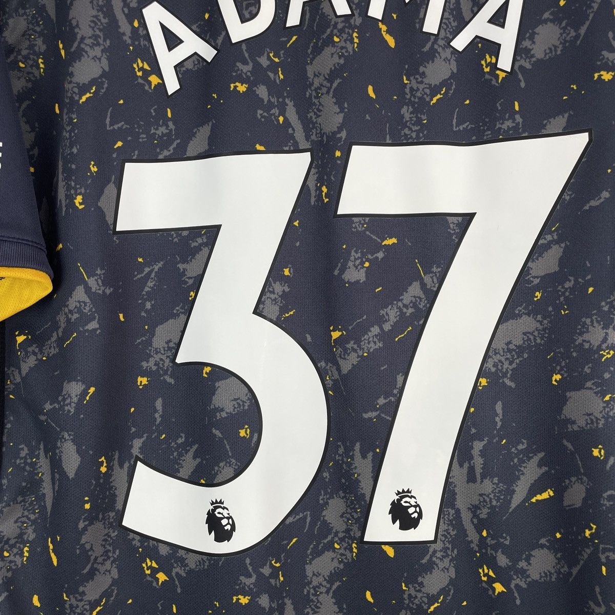 Castore Wolverhampton Adama Traore Away Jersey Shirt 2021/2022 M-L Size US L / EU 52-54 / 3 - 10 Thumbnail