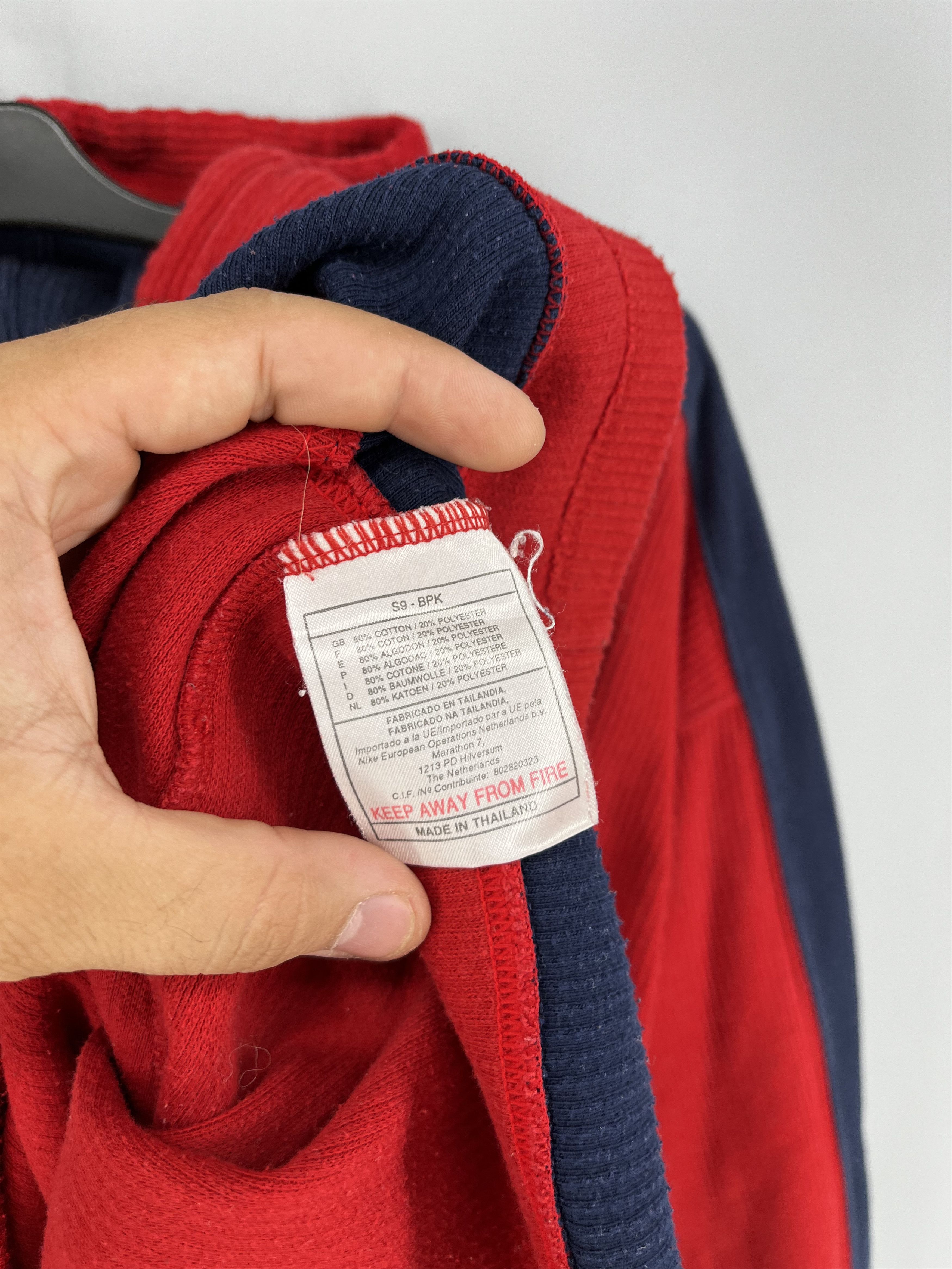 Nike Rare Vintage Nike Hoodie – Essential 2000s Streetwear (L) Size US L / EU 52-54 / 3 - 12 Thumbnail
