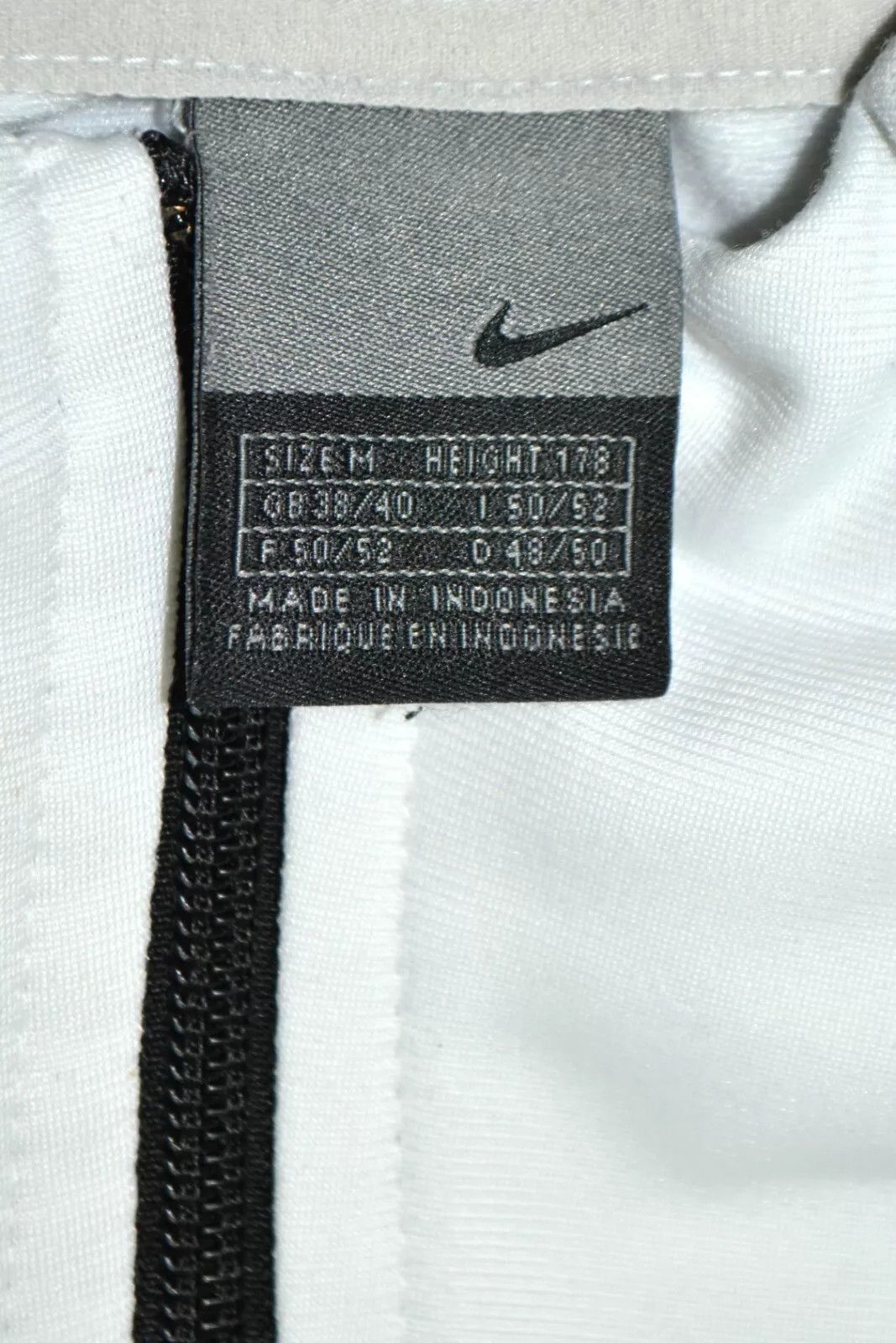 Nike JUVENTUS 2003/2004 TRAINING FOOTBALL JACKET NIKE SIZE M Size US M / EU 48-50 / 2 - 7 Thumbnail