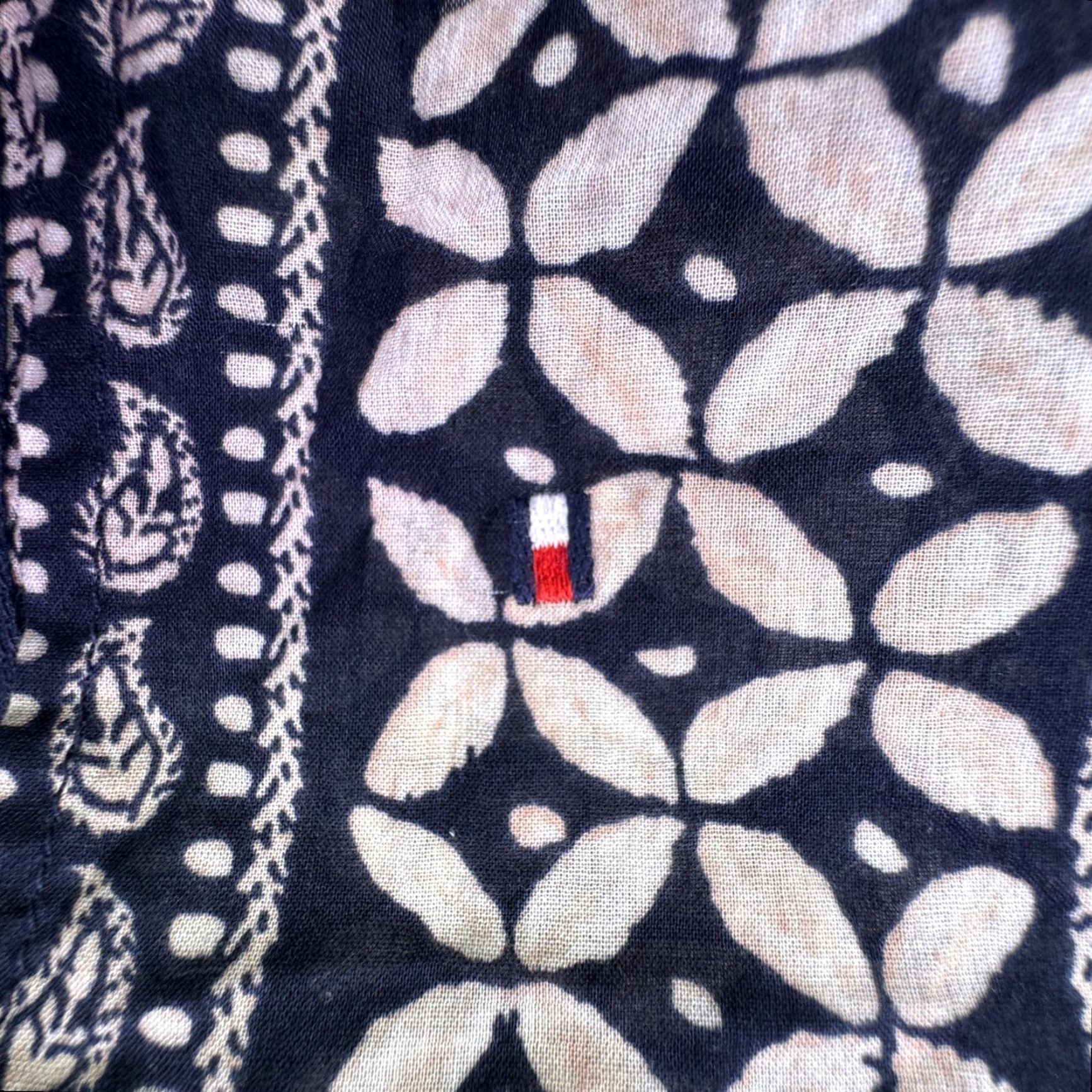 Tommy Hilfiger Tommy Hilfiger Shirt Women's XS Blouse Long Sleeve Floral Paisley Navy Blue V-Neck Lightweight Embroidered Casual Tunic Womens xs blouse Size XS / US 0-2 / IT 36-38 - 4 Thumbnail
