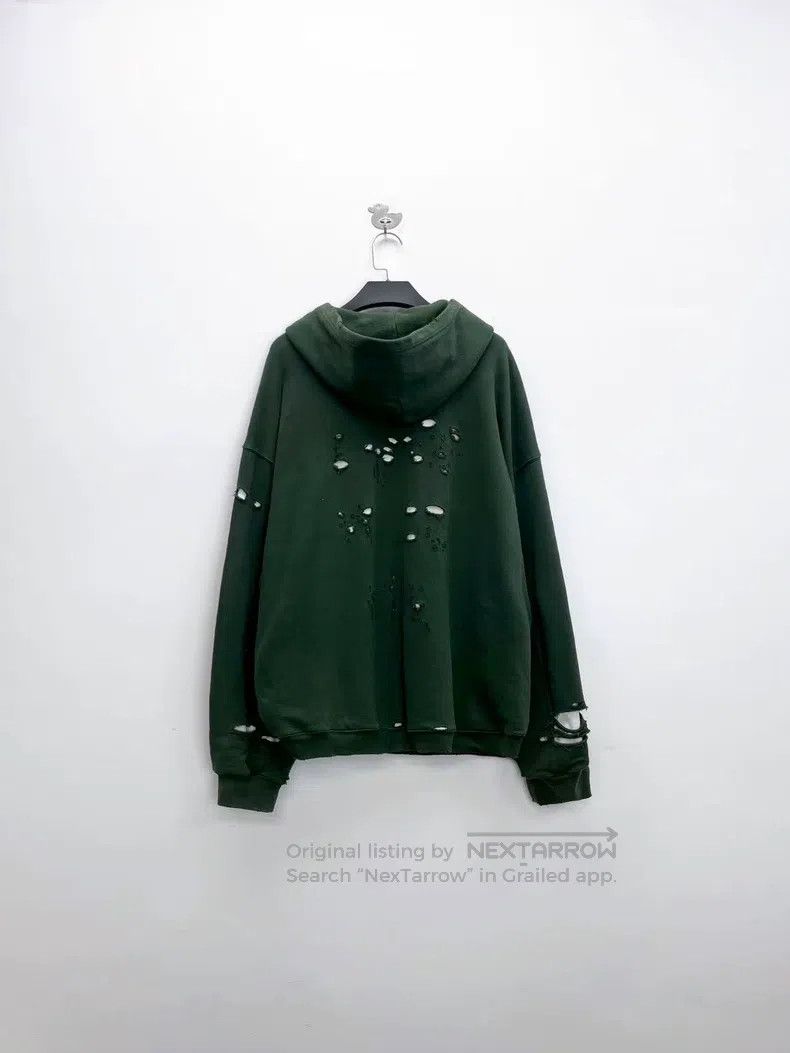 Balenciaga Balenciaga Distressed ripped hole cracked lettering logo o Size US M / EU 48-50 / 2 - 2 Thumbnail