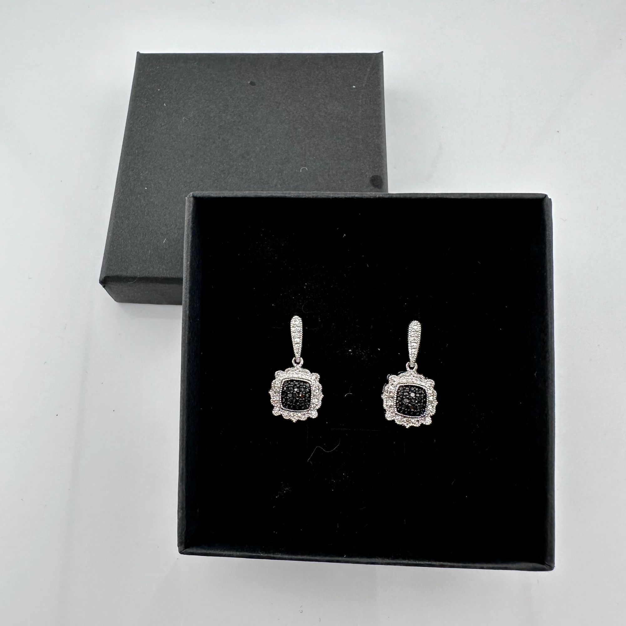Other Elegant Black and White Diamond Cluster Dangle Earrings Size ONE SIZE - 9 Thumbnail