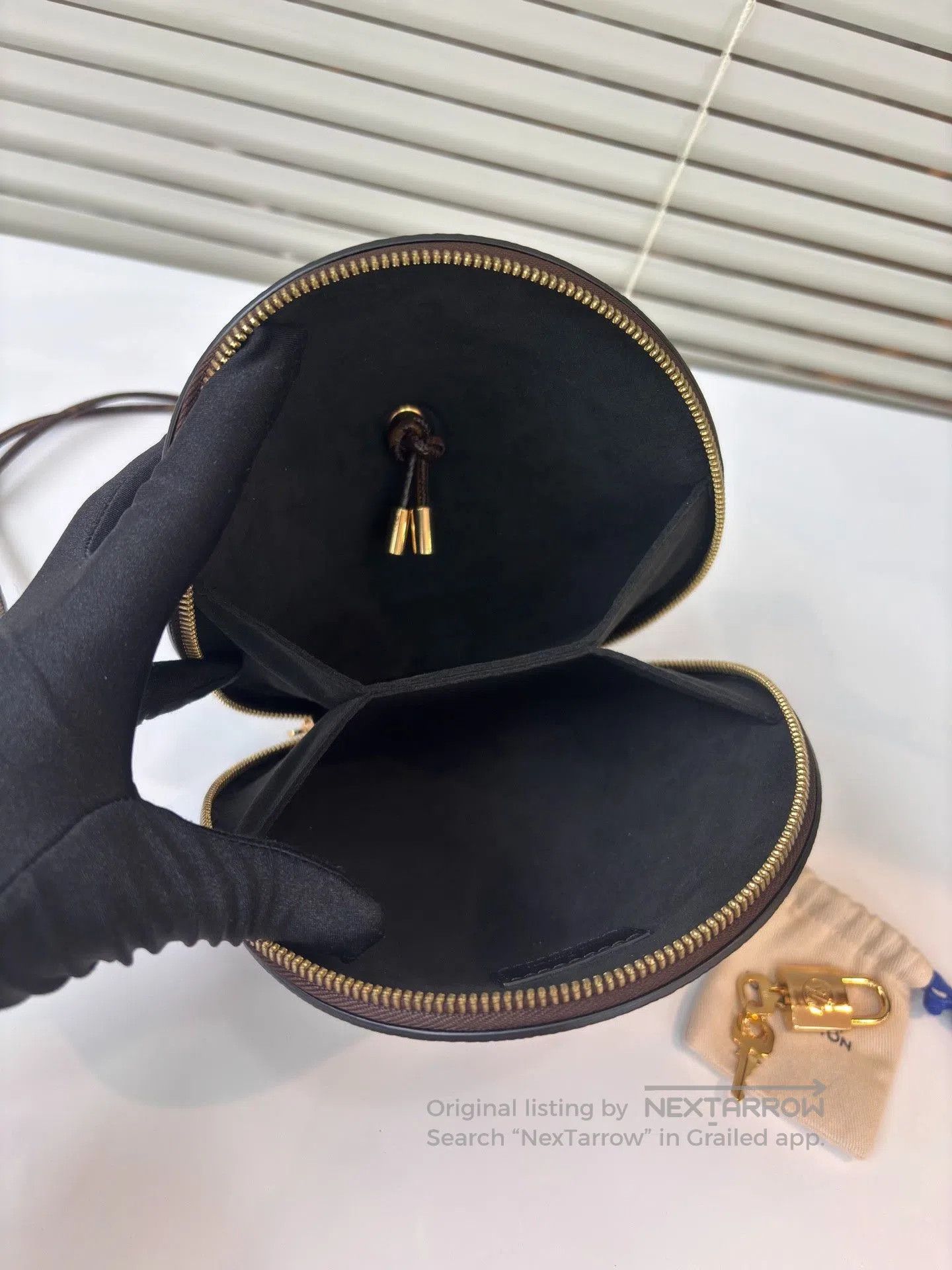 Louis Vuitton LV Monogram UFO Runway Bag. Size ONE SIZE - 5 Thumbnail