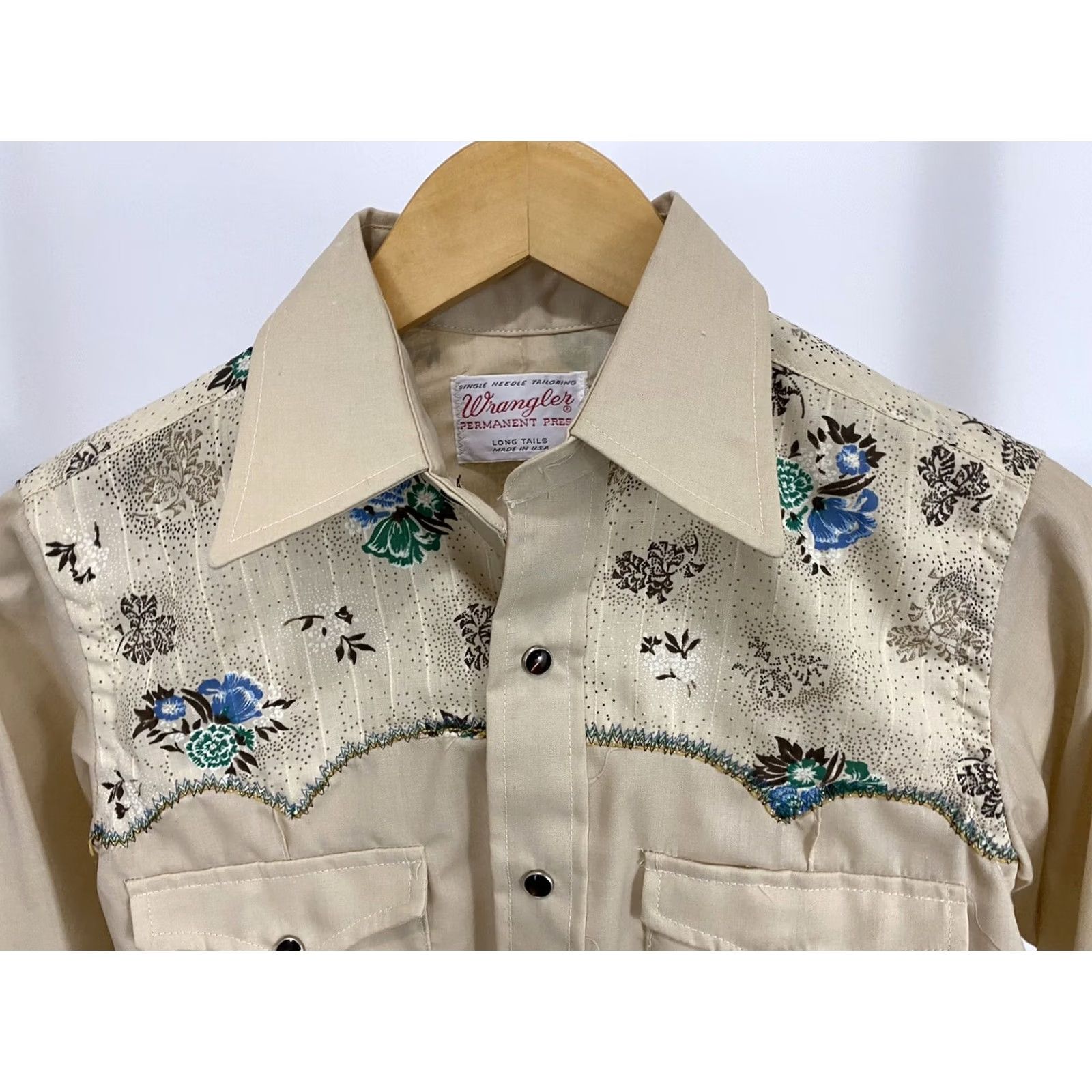 Wrangler VTG Wrangler Floral Rodeo Pearl Snap Single Needle Long Tail Shirt XS NWOT Mens Beige Floral Pattern 90s Rodeo Wrangler Pearl Snap Shirt XS Mens Size US XS / EU 42 / 0 - 4 Thumbnail