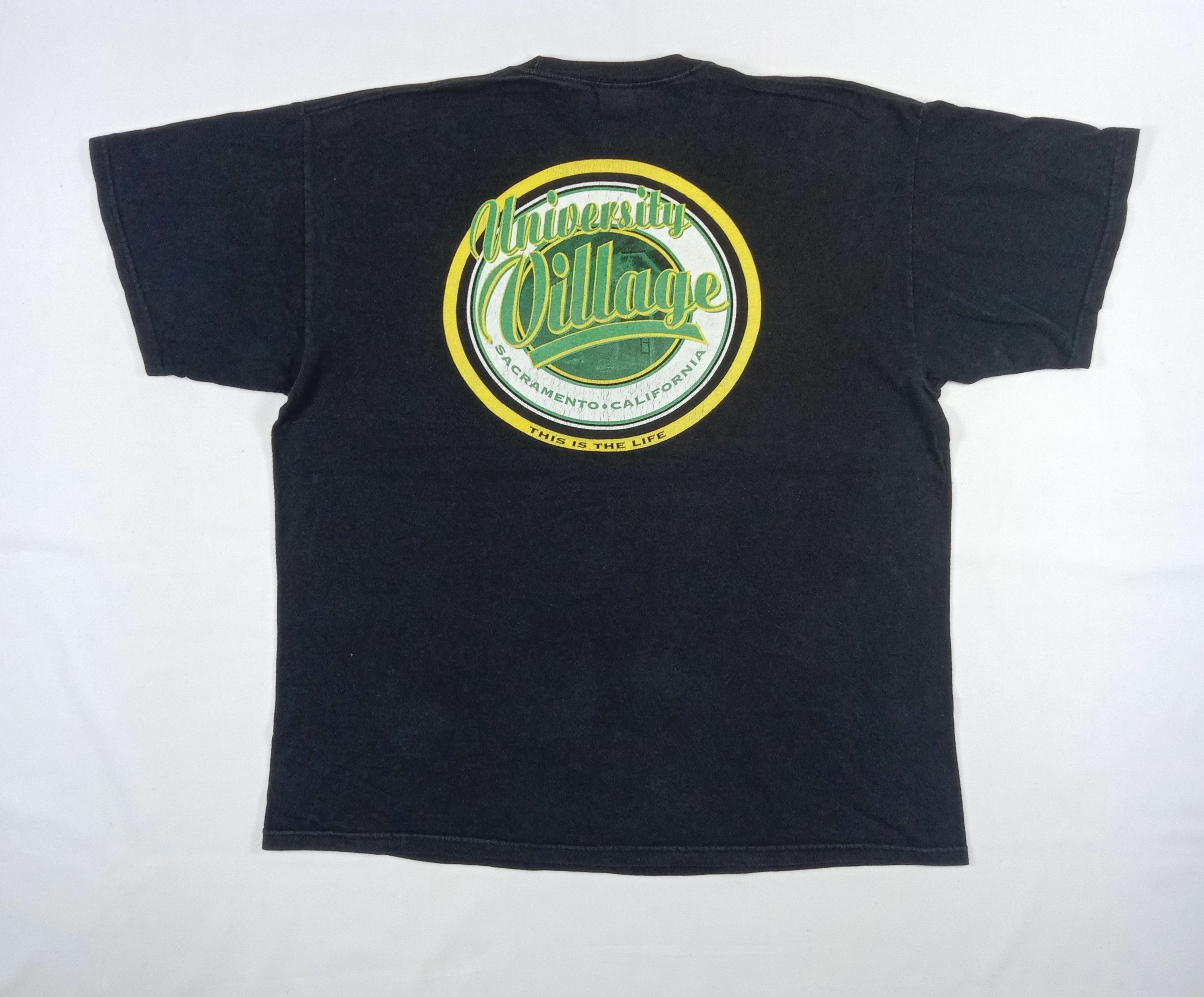 Vintage Vintage University Village Sacramento California T Shirt Size US XL / EU 56 / 4 - 1 Thumbnail