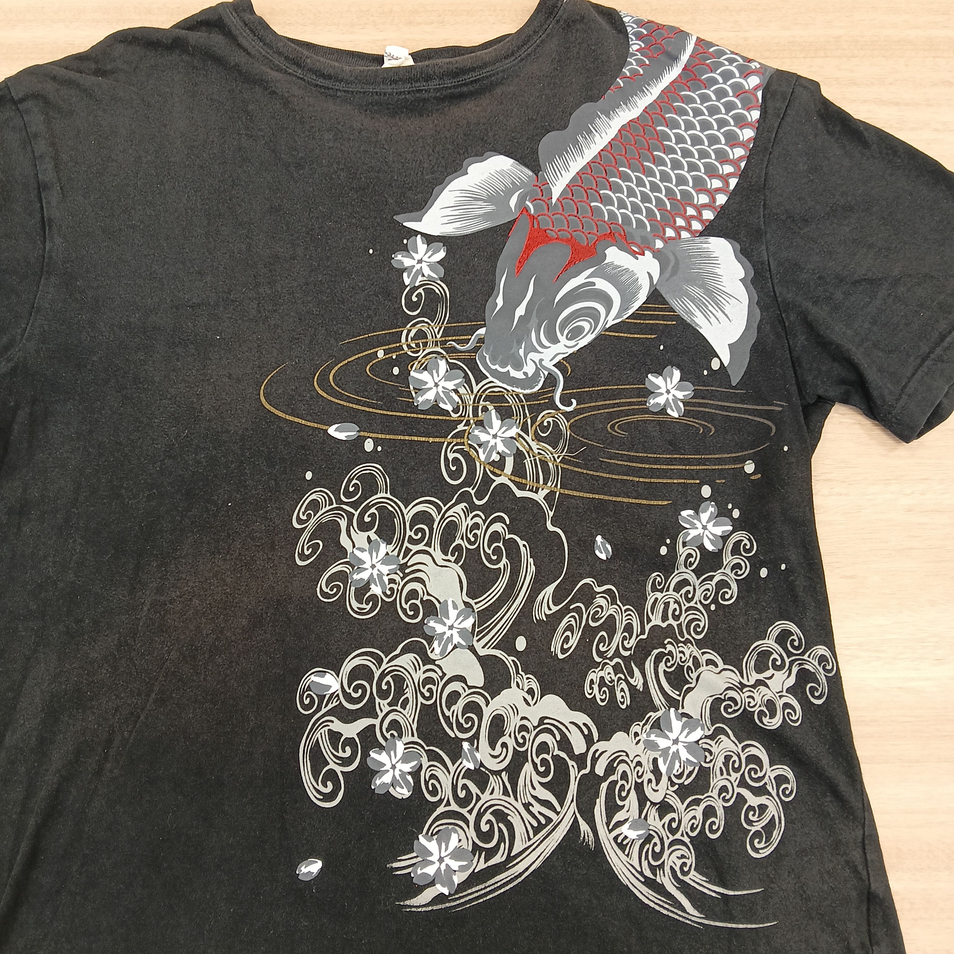 Japanese Brand KOI JAPAN FISH TEE BIG LOGO Size US L / EU 52-54 / 3 - 4 Thumbnail
