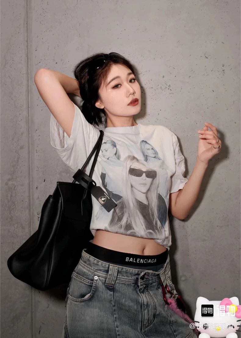 Balenciaga Balenciaga Brand Ambassador White Portrait Pleated Short S Size US M / EU 48-50 / 2 - 7 Thumbnail