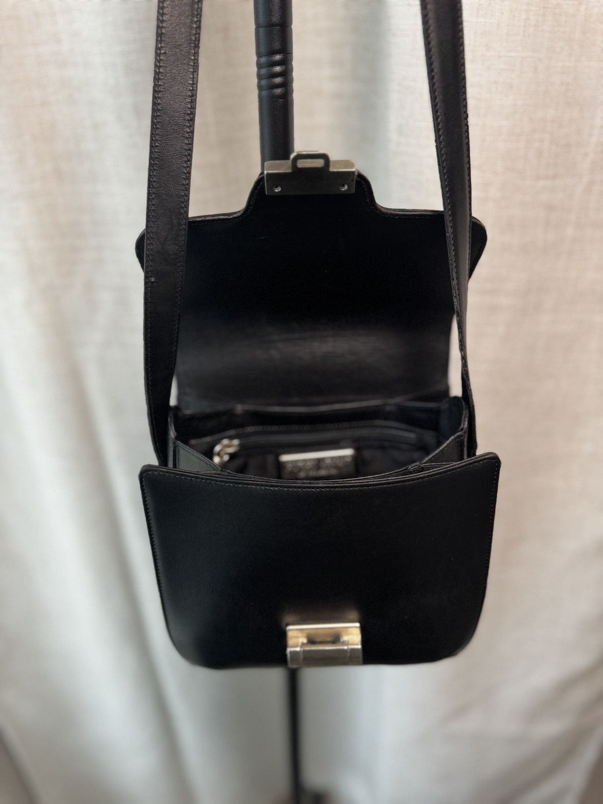 Giorgio Armani Vintage Giorgio Armani Black Leather Shoulder Bag UNISEX Size ONE SIZE - 8 Thumbnail