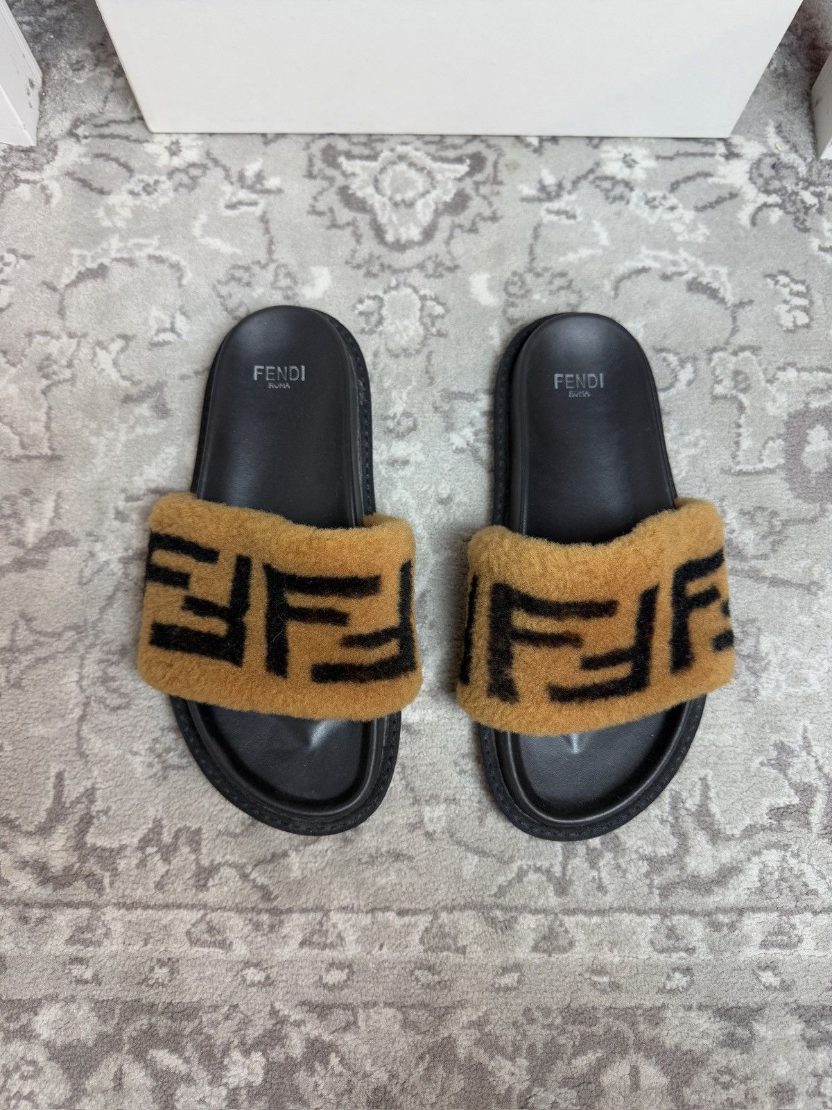 Fendi faux fur slippers flip flops US8 designer luxury classy