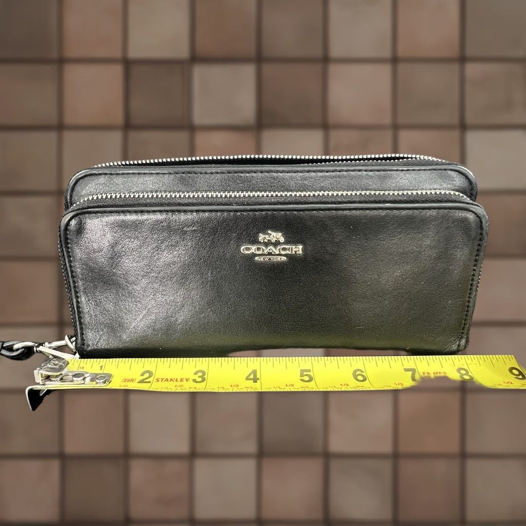 Coach VINTAGE Coach Wallet Black Leather Zip-Around One Size Women Girls Mens Reattached Zipper Pull Size ONE SIZE - 1 Thumbnail