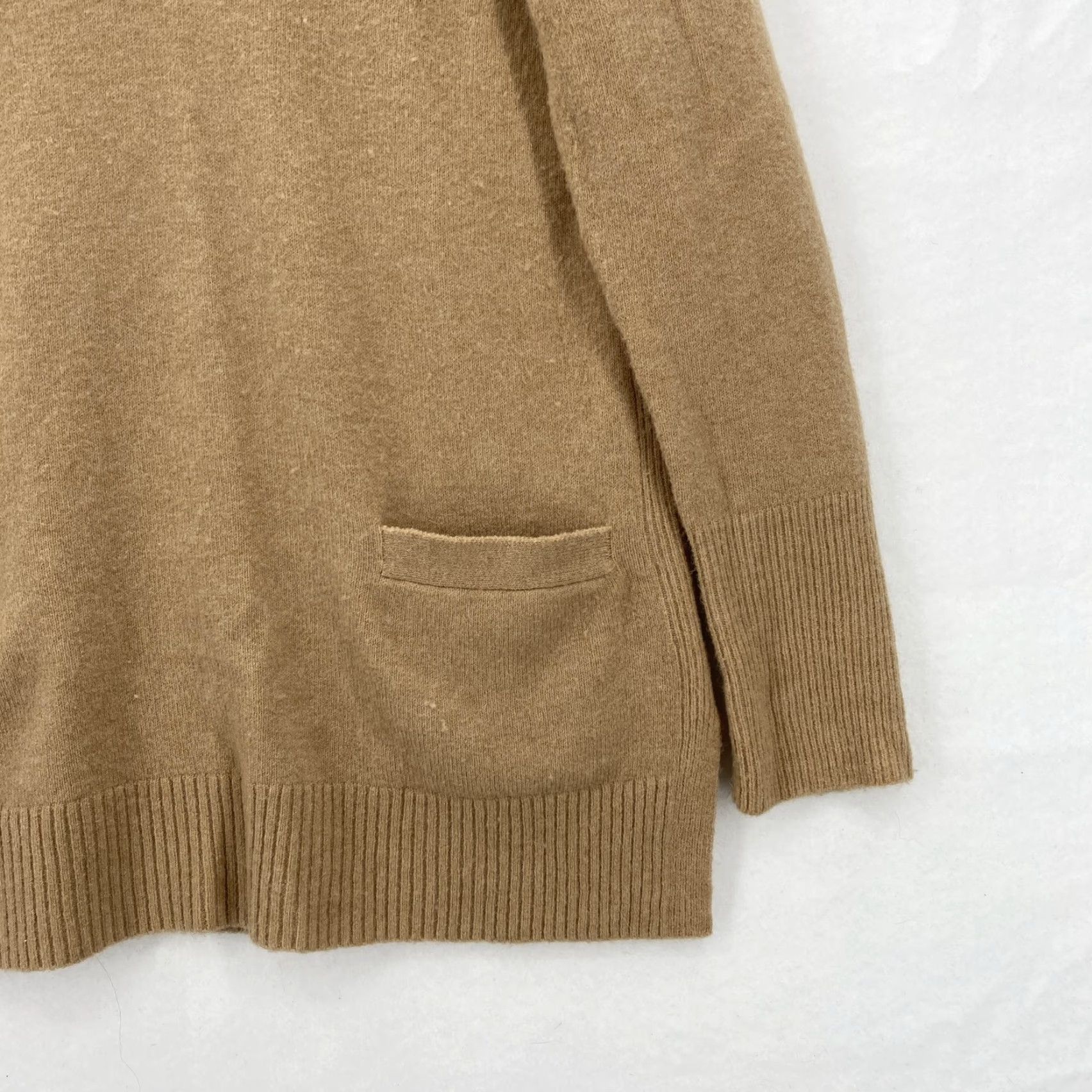 J.Crew J.CREW Sweater Womens Small Tan Wool Blend Alpaca V-Neck Pullover Pocket Cozy Knit Shirt (Casual, Workwear) Size S / US 4 / IT 40 - 3 Thumbnail