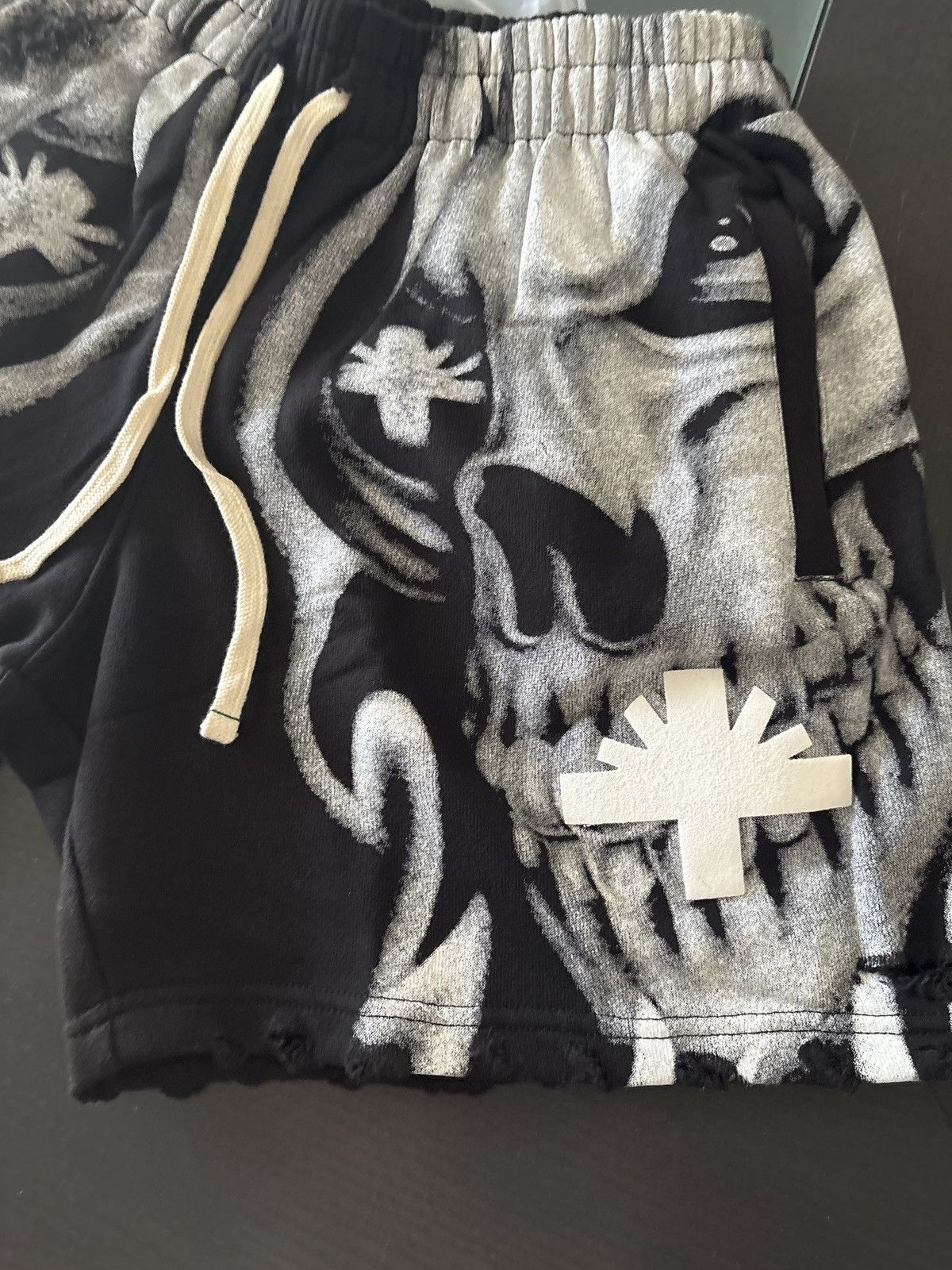 Vertabrae Vertabrea skull shorts Size US 30 / EU 46 - 3 Thumbnail