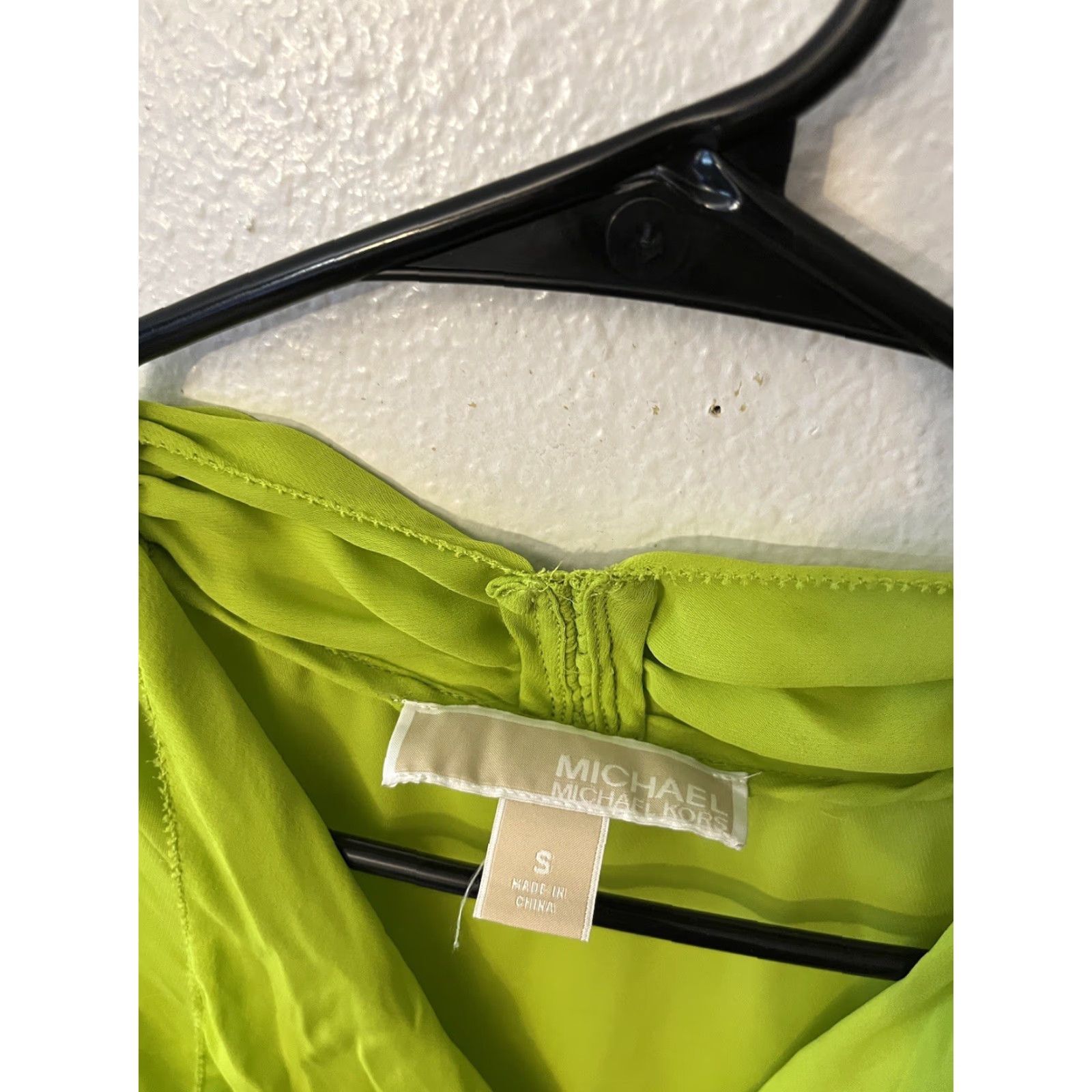 Michael Kors VINTAGE Michael Kors Blouse Sleeveless V-Neck Top Women's Small Green Casual Office Summer Size S / US 4 / IT 40 - 3 Thumbnail