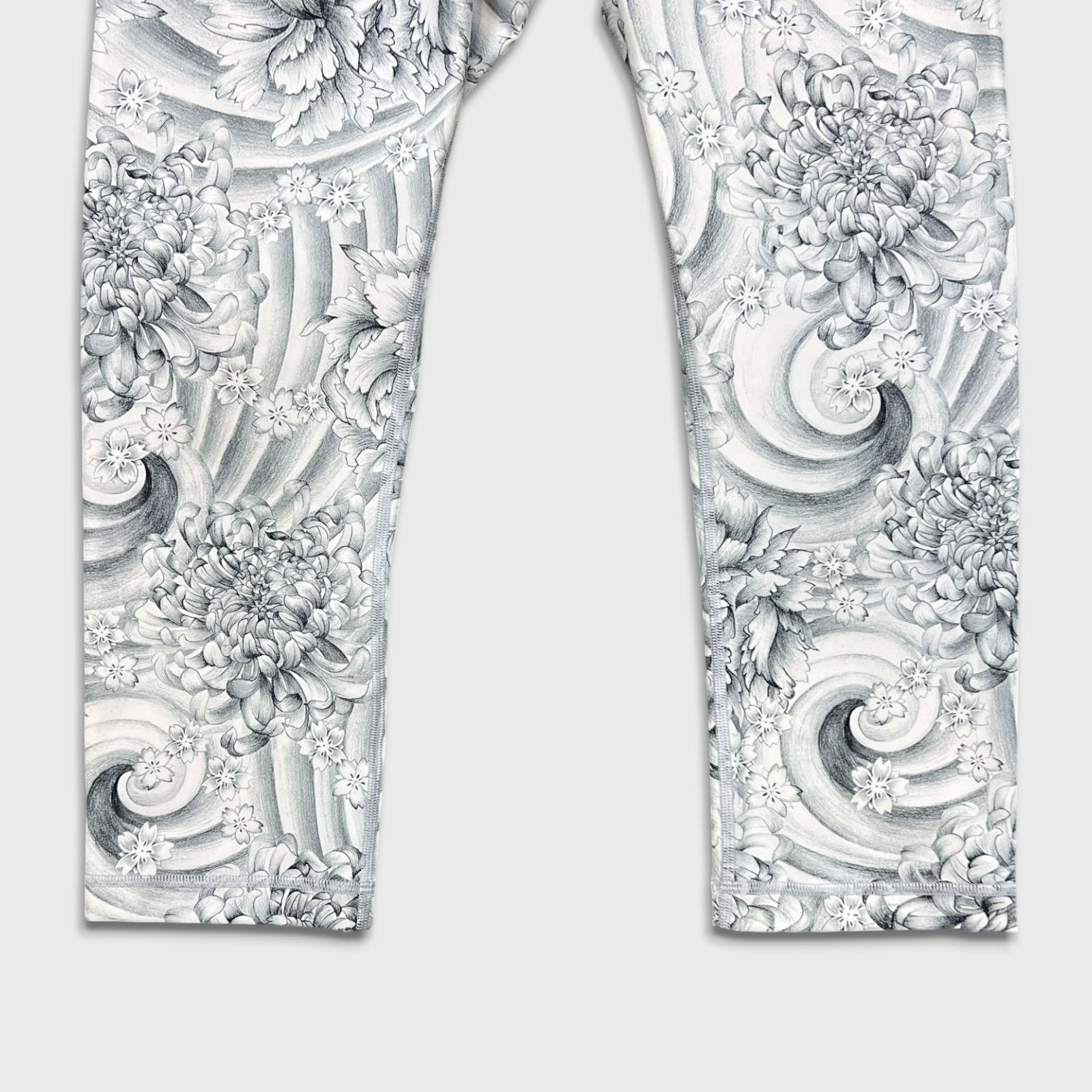 Lululemon Lululemon Wunder Under Crop (Hi-Rise) *21" AOP Yoga Leggings Size 30" / US 8 / IT 44 - 3 Thumbnail