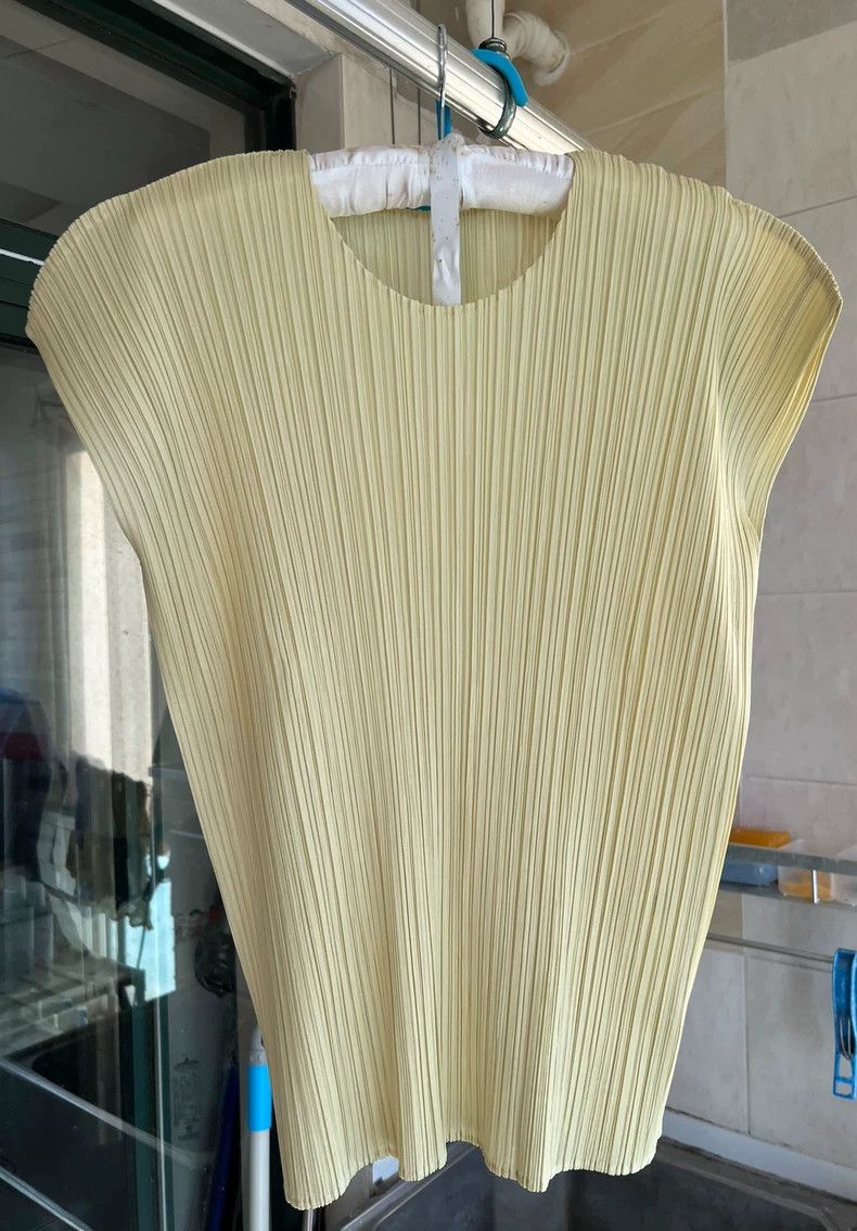 Issey Miyake Issey Miyake size:4 Beige pleated short-sleeved shirt Size XS / US 0-2 / IT 36-38 - 1 Thumbnail