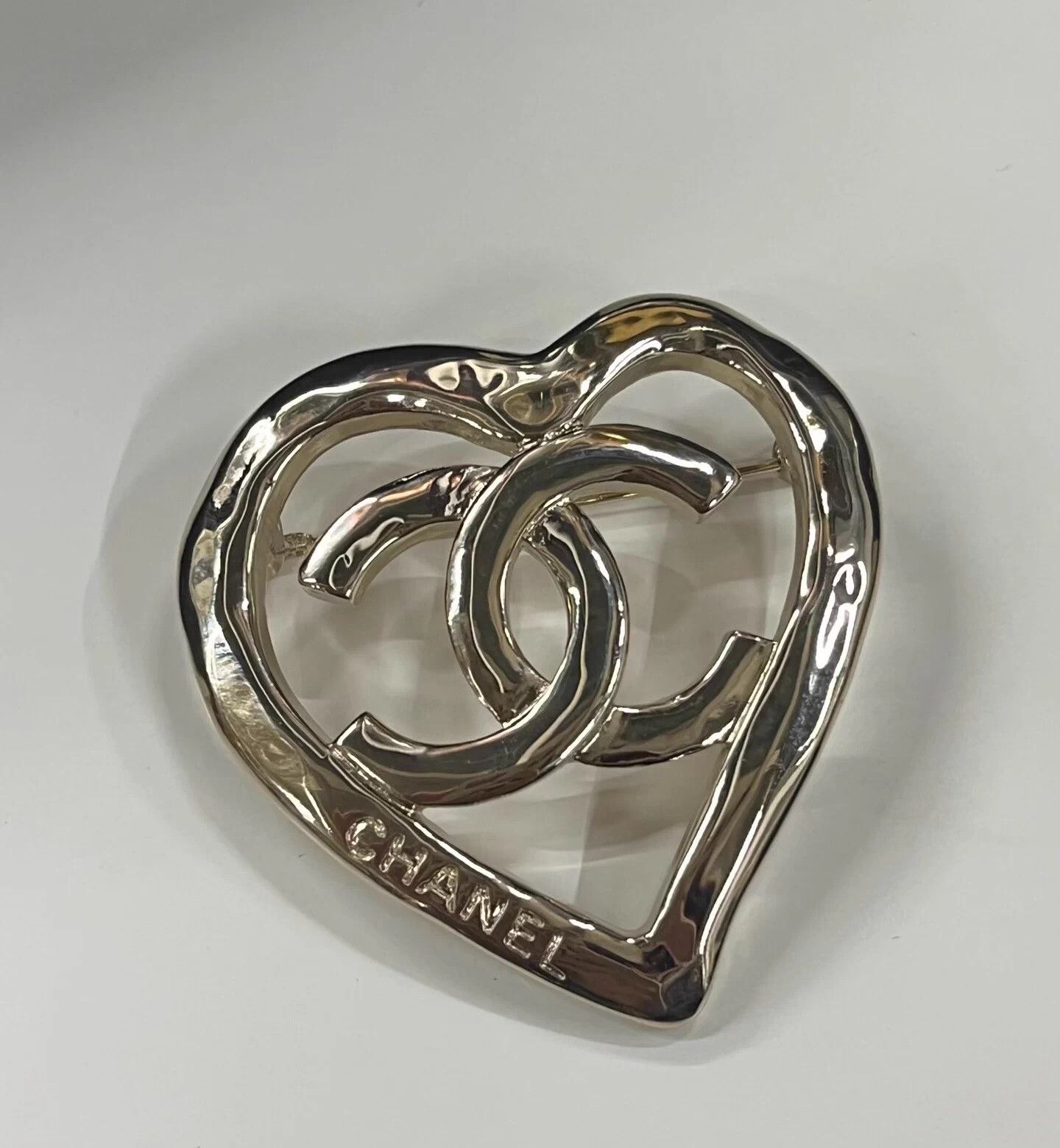 Chanel Chanel Gold Openwork Heart Brooch Mint Size ONE SIZE - 2 Thumbnail