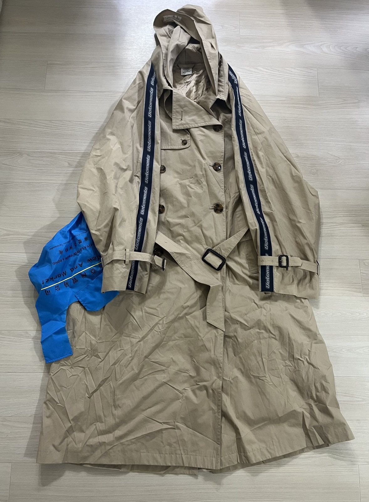 Vetements S Vetements back logo Tape logo oversized trench coat Size US S / EU 44-46 / 1 - 1 Thumbnail