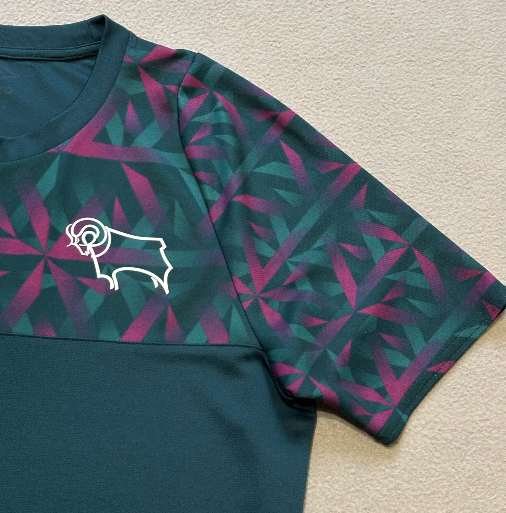 Umbro Derby County 2022/2023 Umbro Goalkeeper Jersey Size S Size US S / EU 44-46 / 1 - 9 Thumbnail
