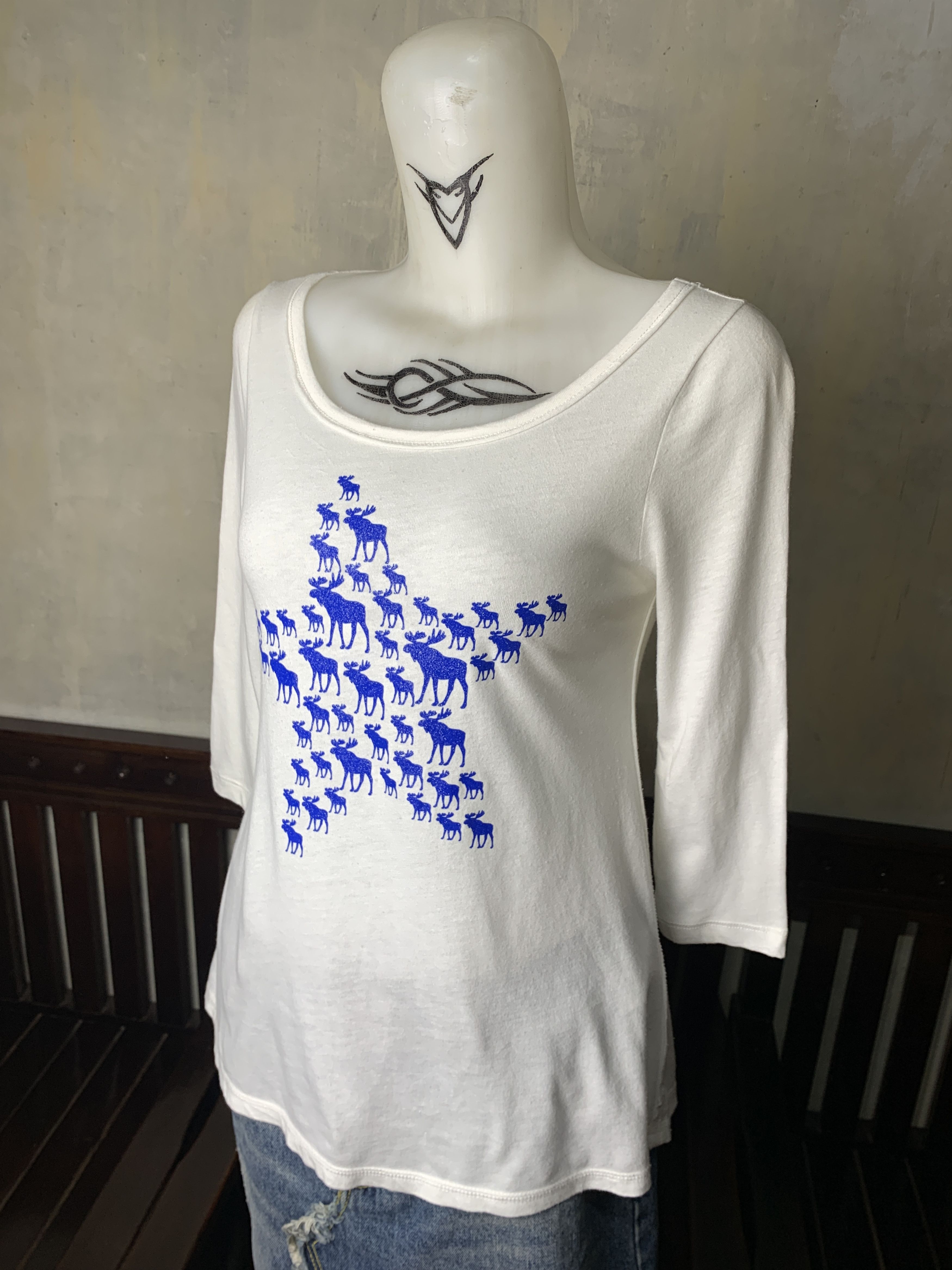 Abercrombie & Fitch Abercrombie & Fitch White Star Moose Tee (S) Size S / US 4 / IT 40 - 2 Thumbnail