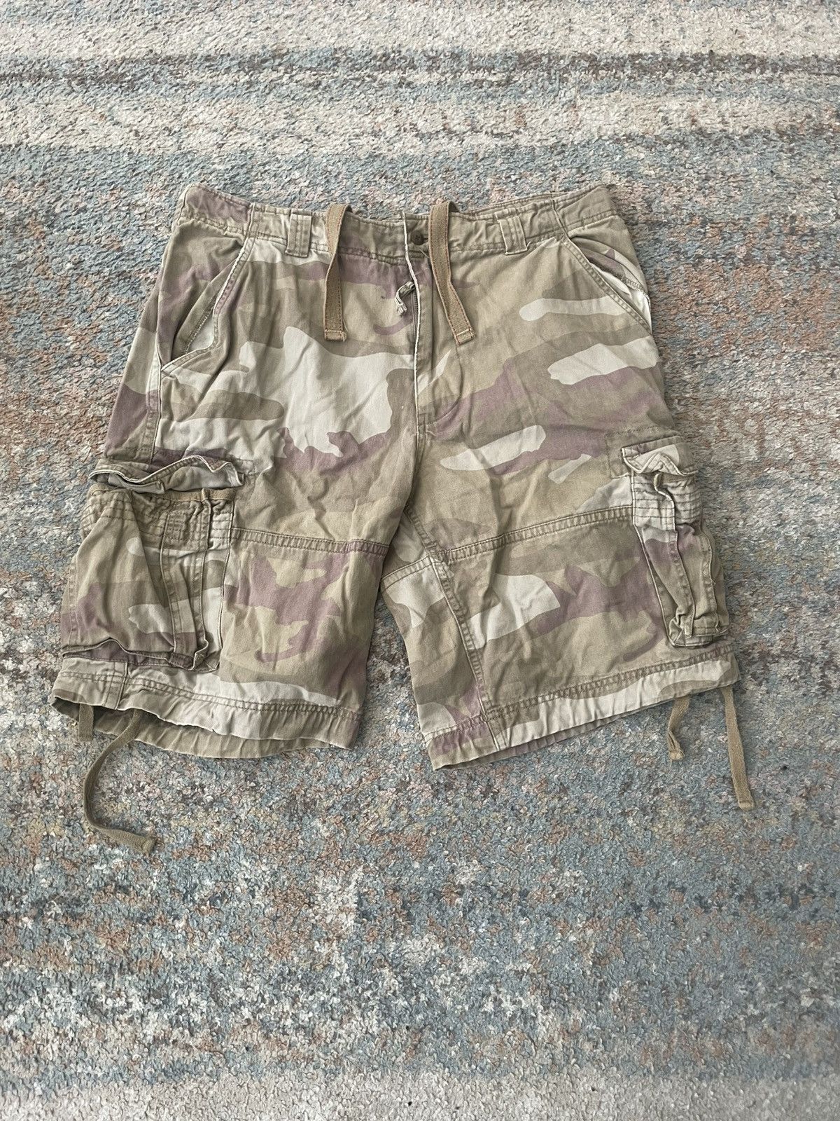 Vintage Vintage Y2K No Boundaries Camo Cargo Grunge Shorts Brown Size US 36 / EU 52 - 1 Thumbnail