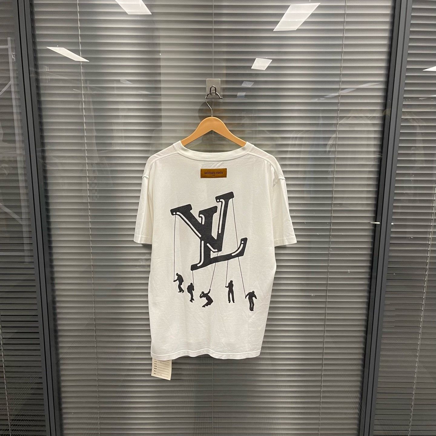 Louis Vuitton Louis Vuitton White Logo & Hanging Chair Graphic T-Shirt Size US XL / EU 56 / 4 - 1 Thumbnail