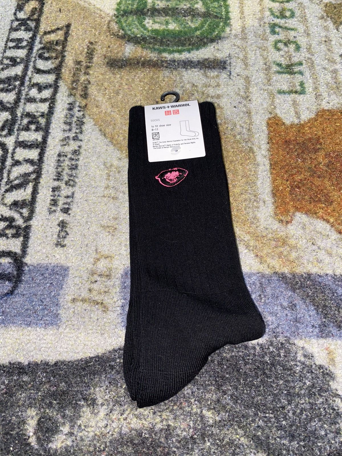 Andy Warhol × Kaws × Uniqlo KAWS & Warhol Uniqlo Socks UNISEX US 8 - US 11 Size ONE SIZE - 1 Thumbnail
